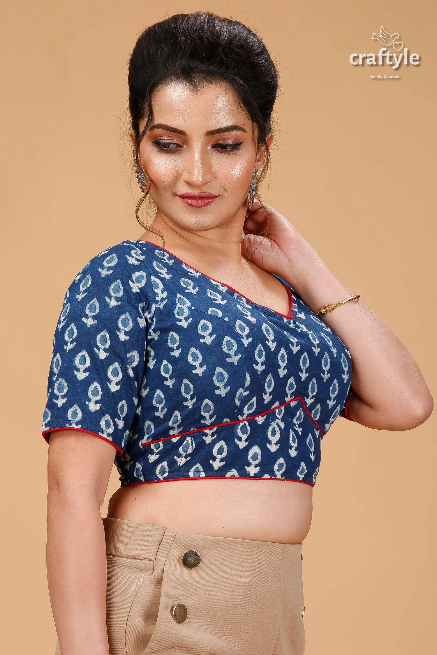 Bold astronaut blue dabu print cotton blouse woman models blue short-sleeved white 4