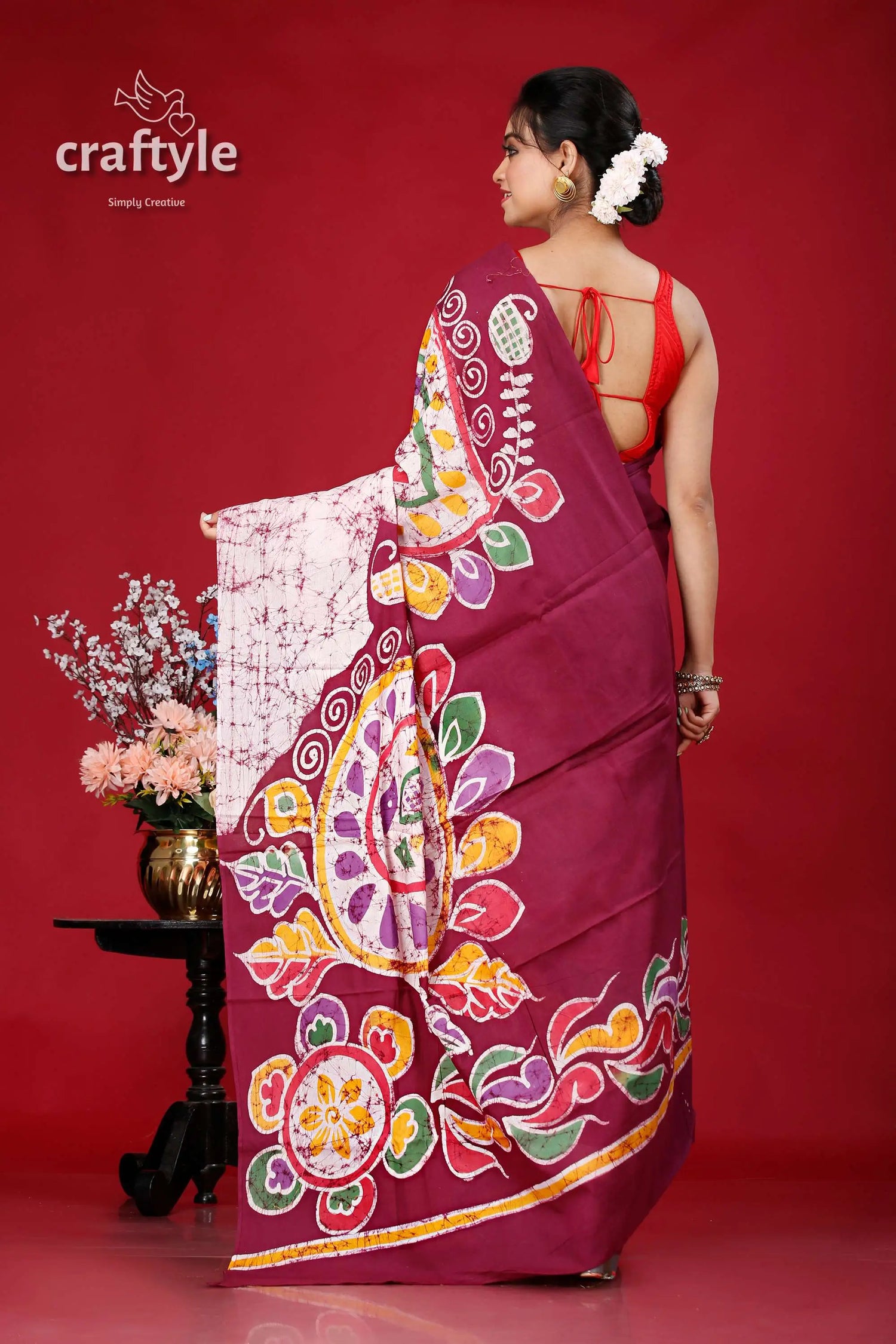 Ethnic hand batik saree in pure cotton - alpana design for a unique look maroon white batik saree 5