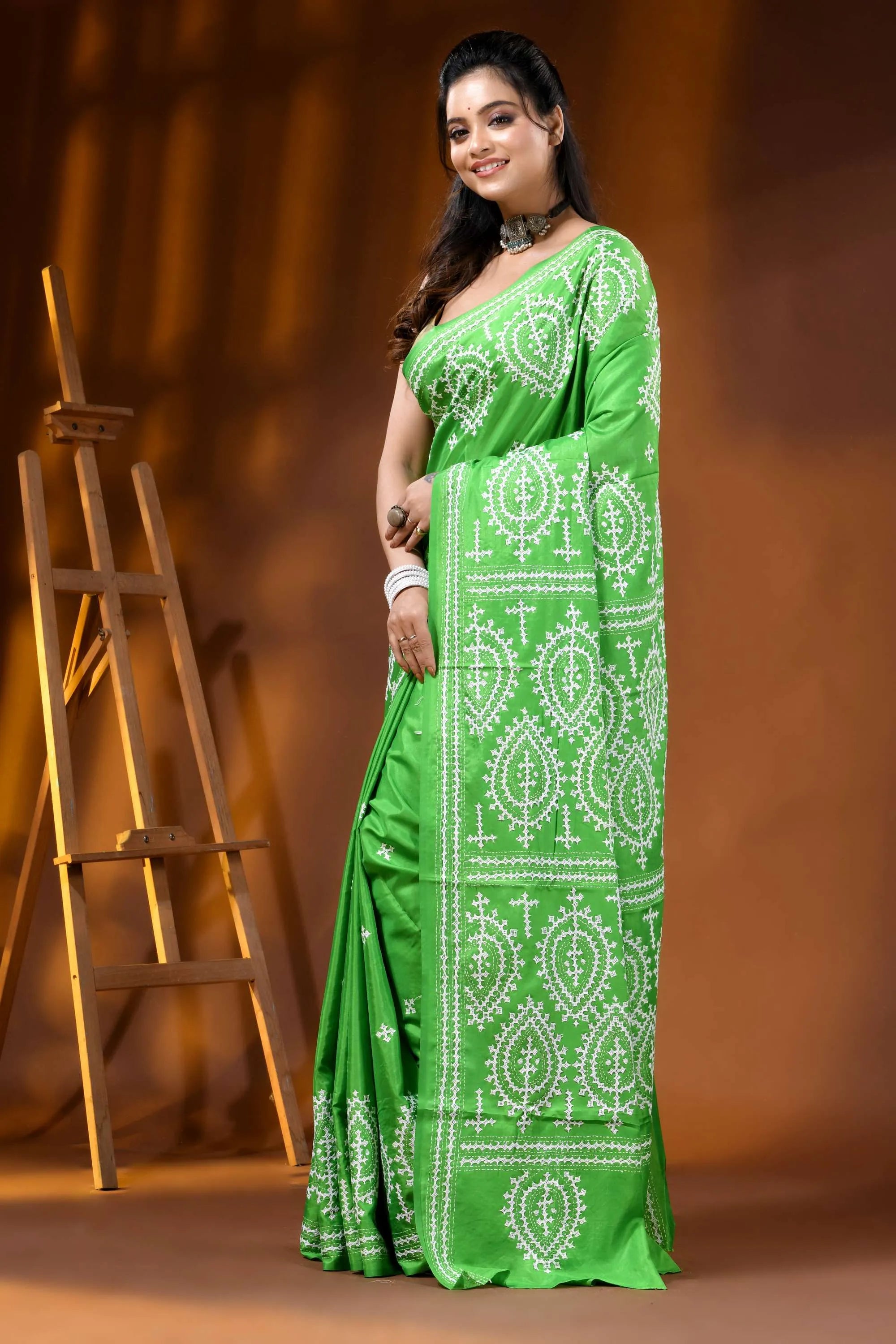 Hand embroidered leaf green silk kutch work saree with paisley motif 3