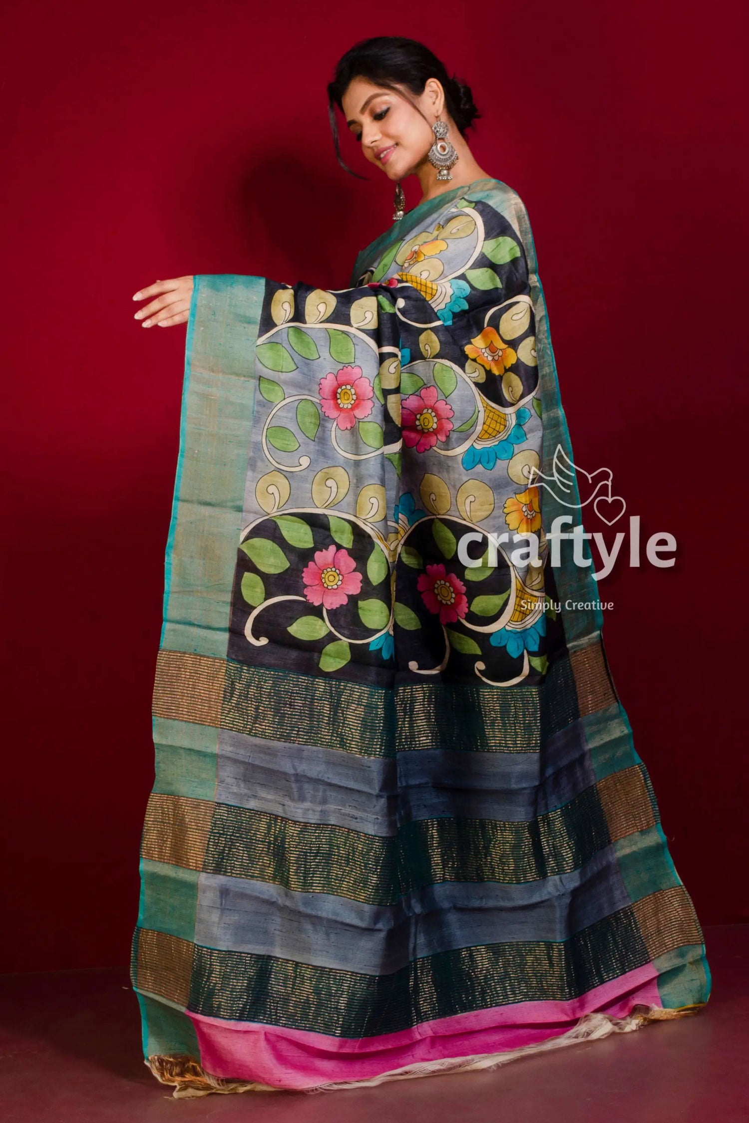 Hand-painted hot pink and black pure tussar kalamkari saree with zari border floral-patterned saree 3