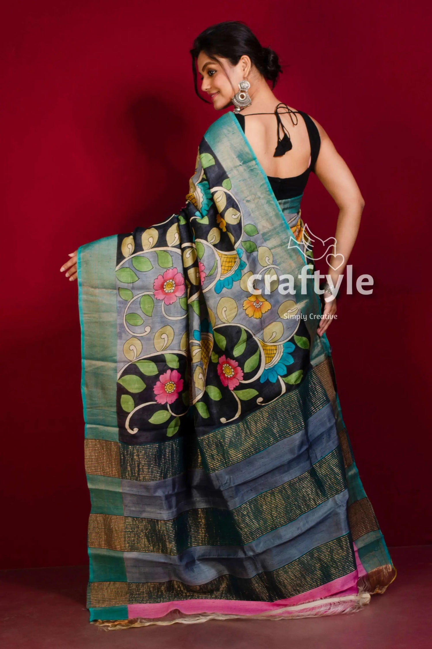 Hand-painted hot pink and black pure tussar kalamkari saree with zari border floral-patterned saree 4