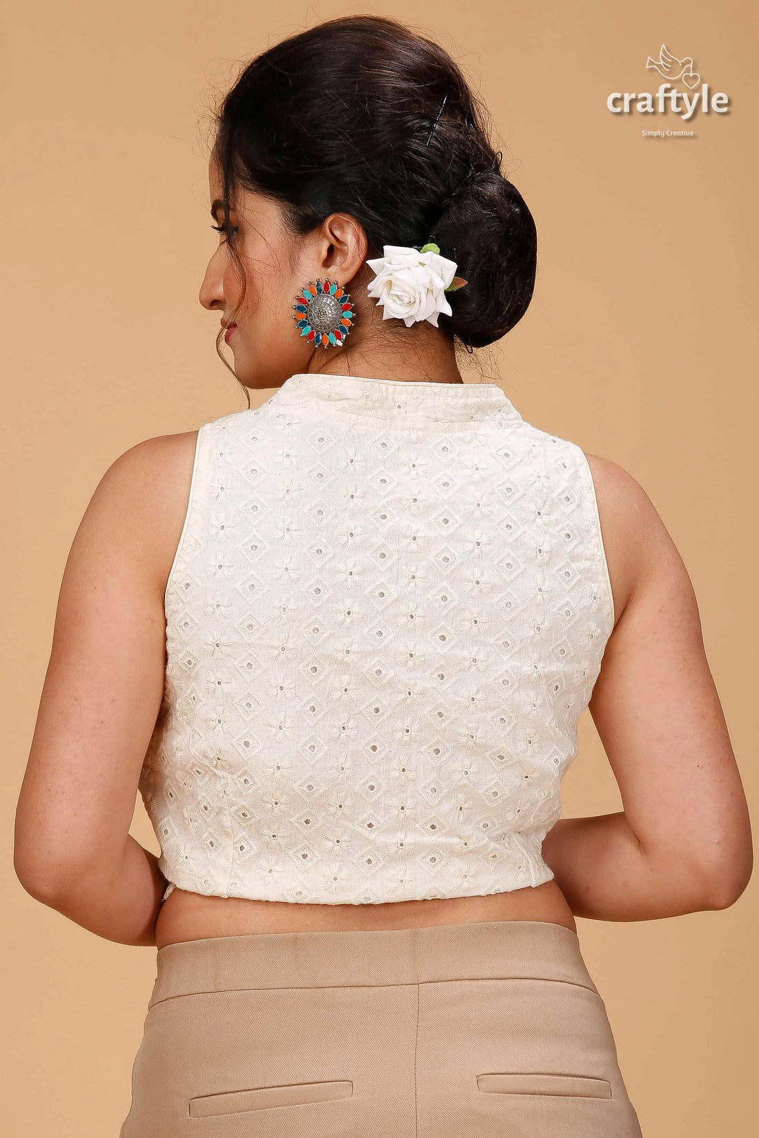 Handcrafted hakoba cotton blouse in off-white woman sleeveless high-neck crop 2