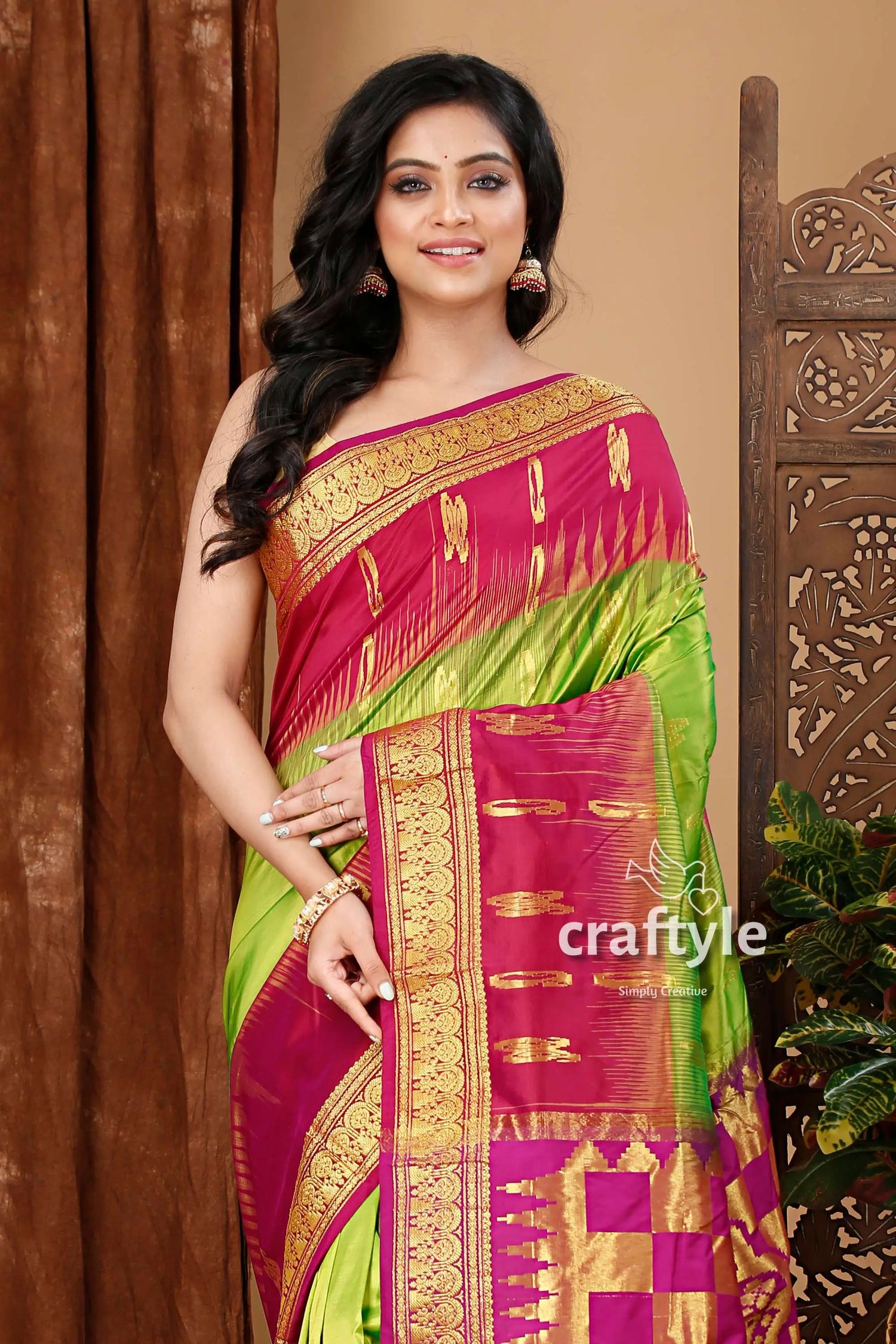 Kelly green and dark magenta kanjivaram silk saree elegant green magenta saree golden 2
