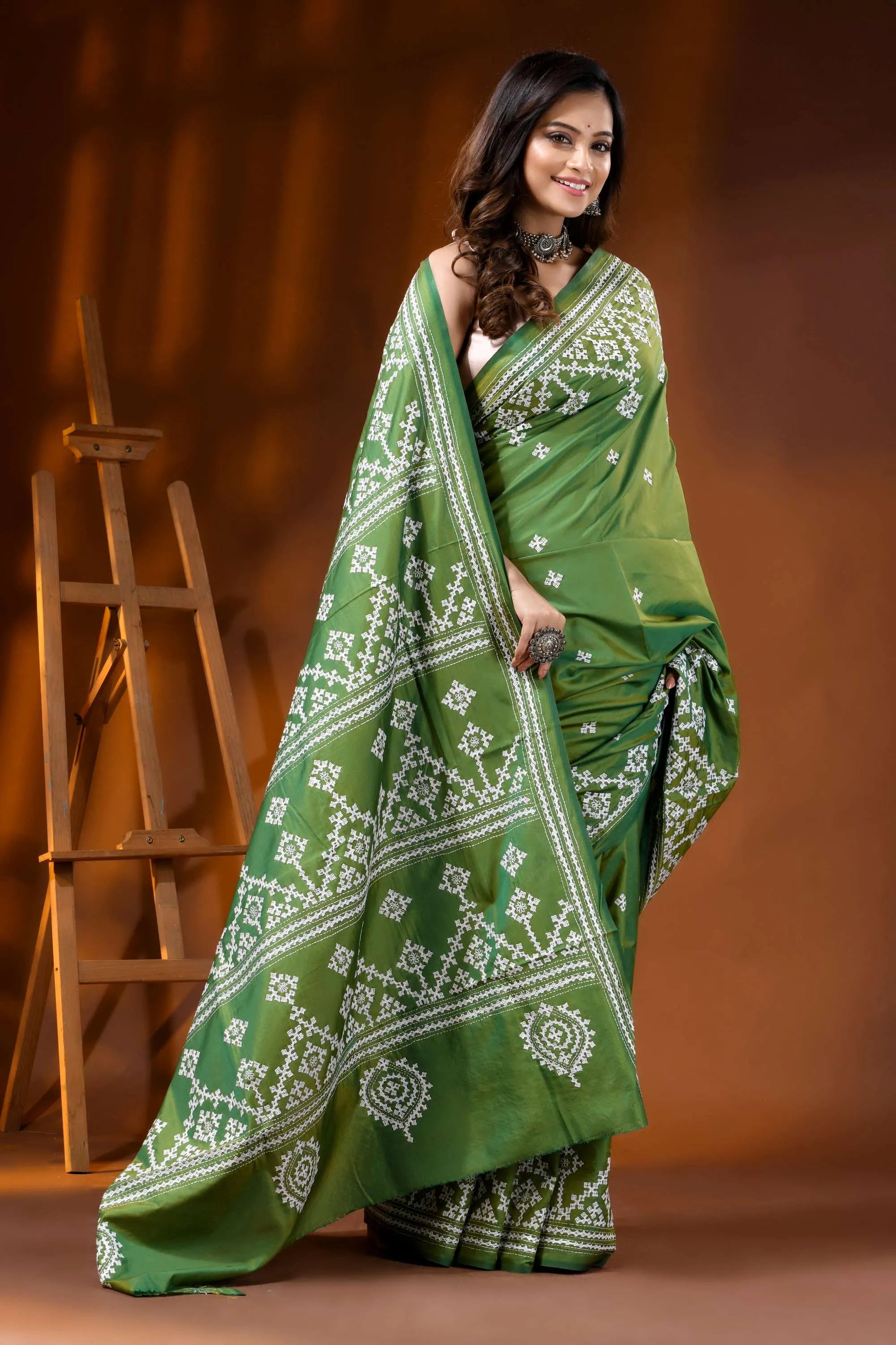 Leaf green hand embroidered silk gujarati stitch saree in ethnic motif 4