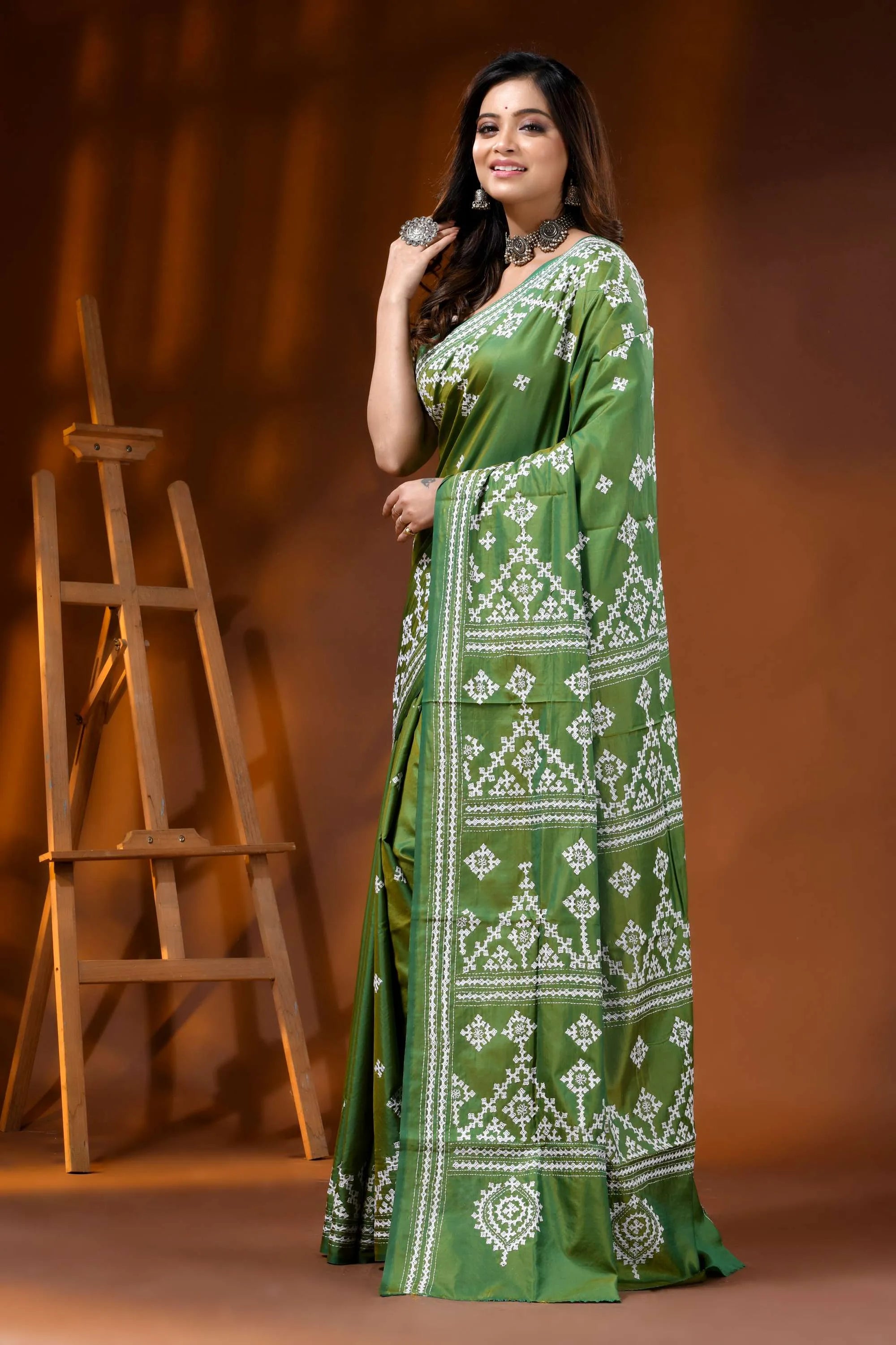 Leaf green hand embroidered silk gujarati stitch saree in ethnic motif 3