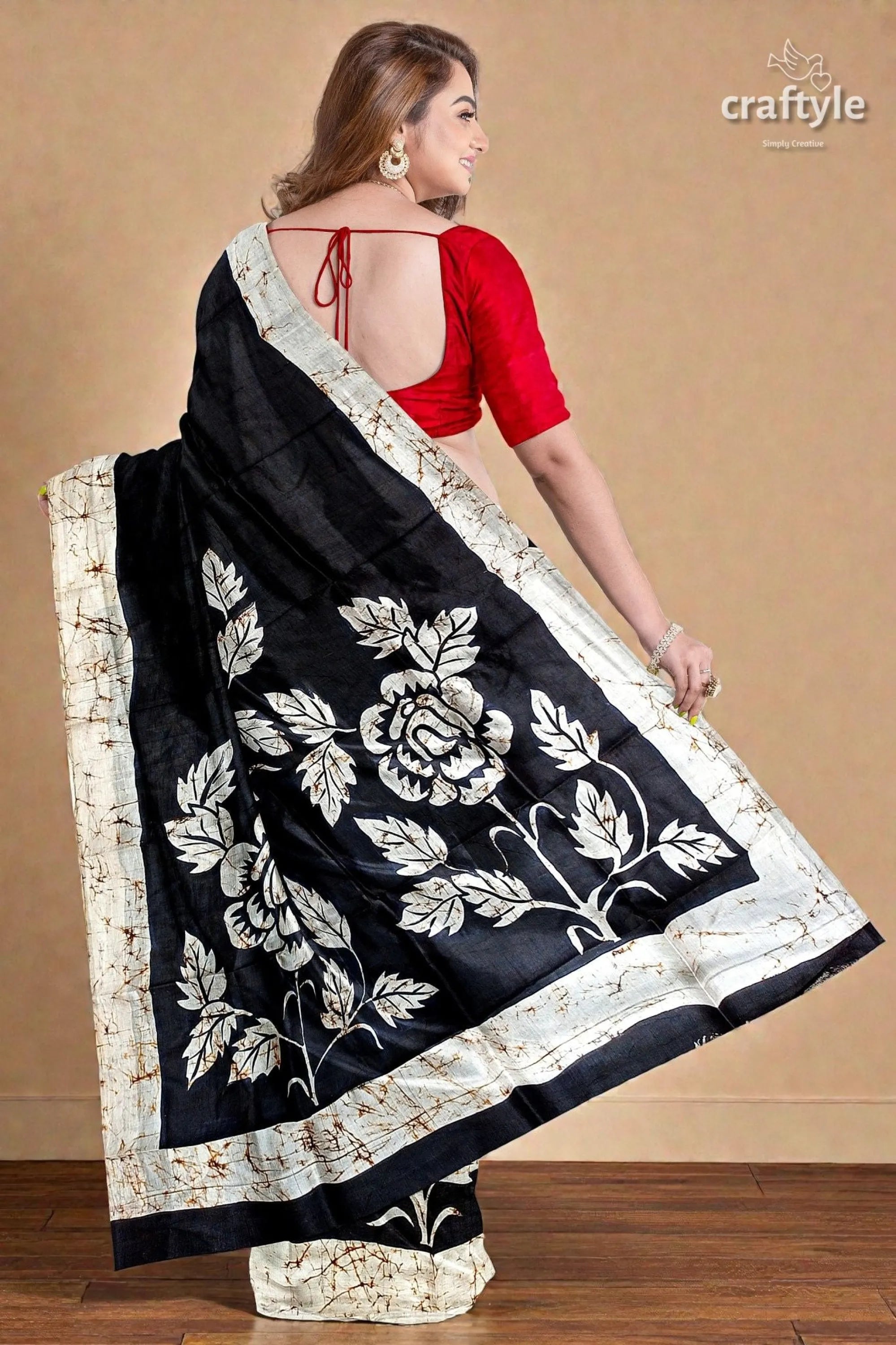 Rich black and white rose motif hand batik mulberry pure silk saree black white floral saree glossy 4