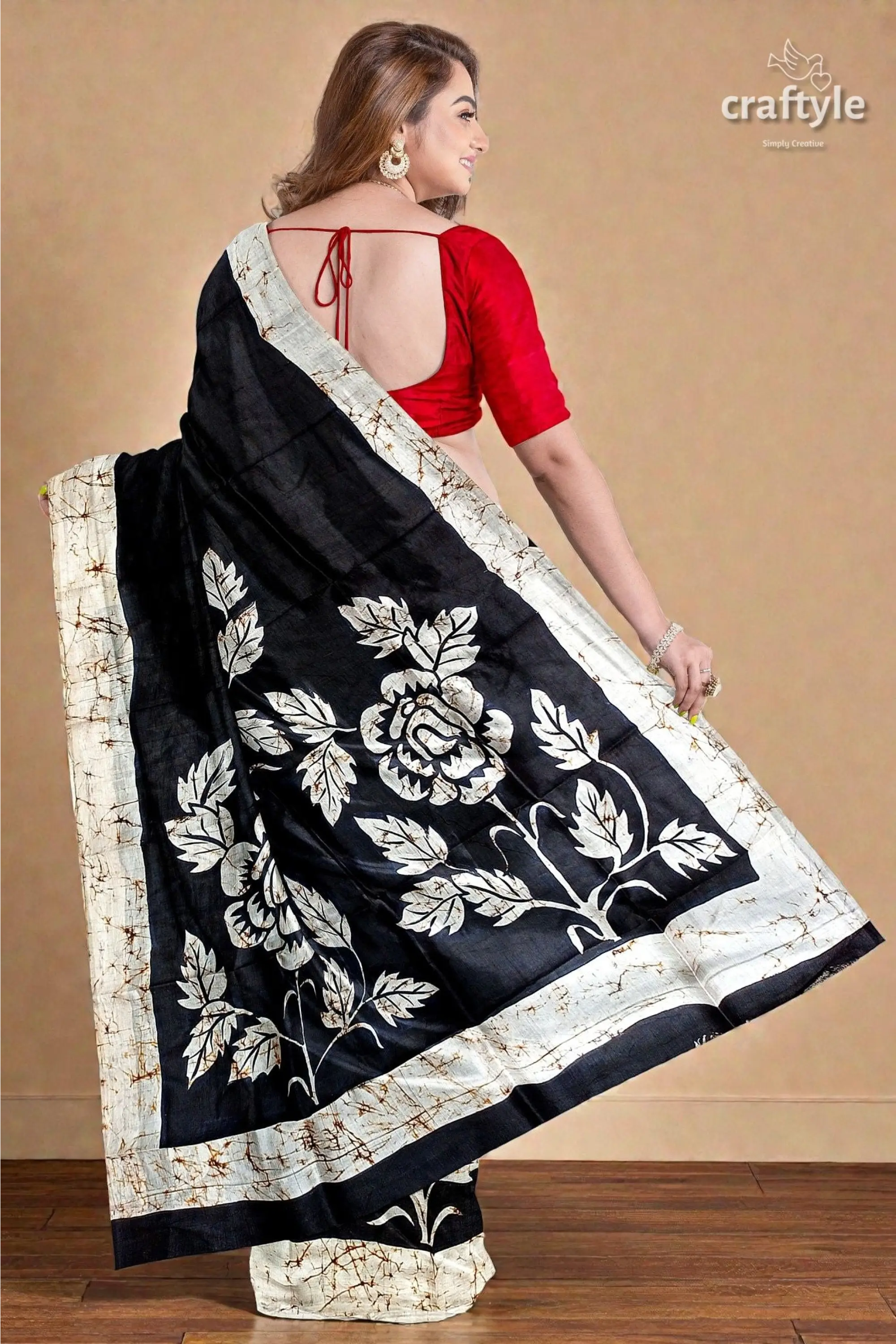 Rich black and white rose motif hand batik mulberry pure silk saree 4