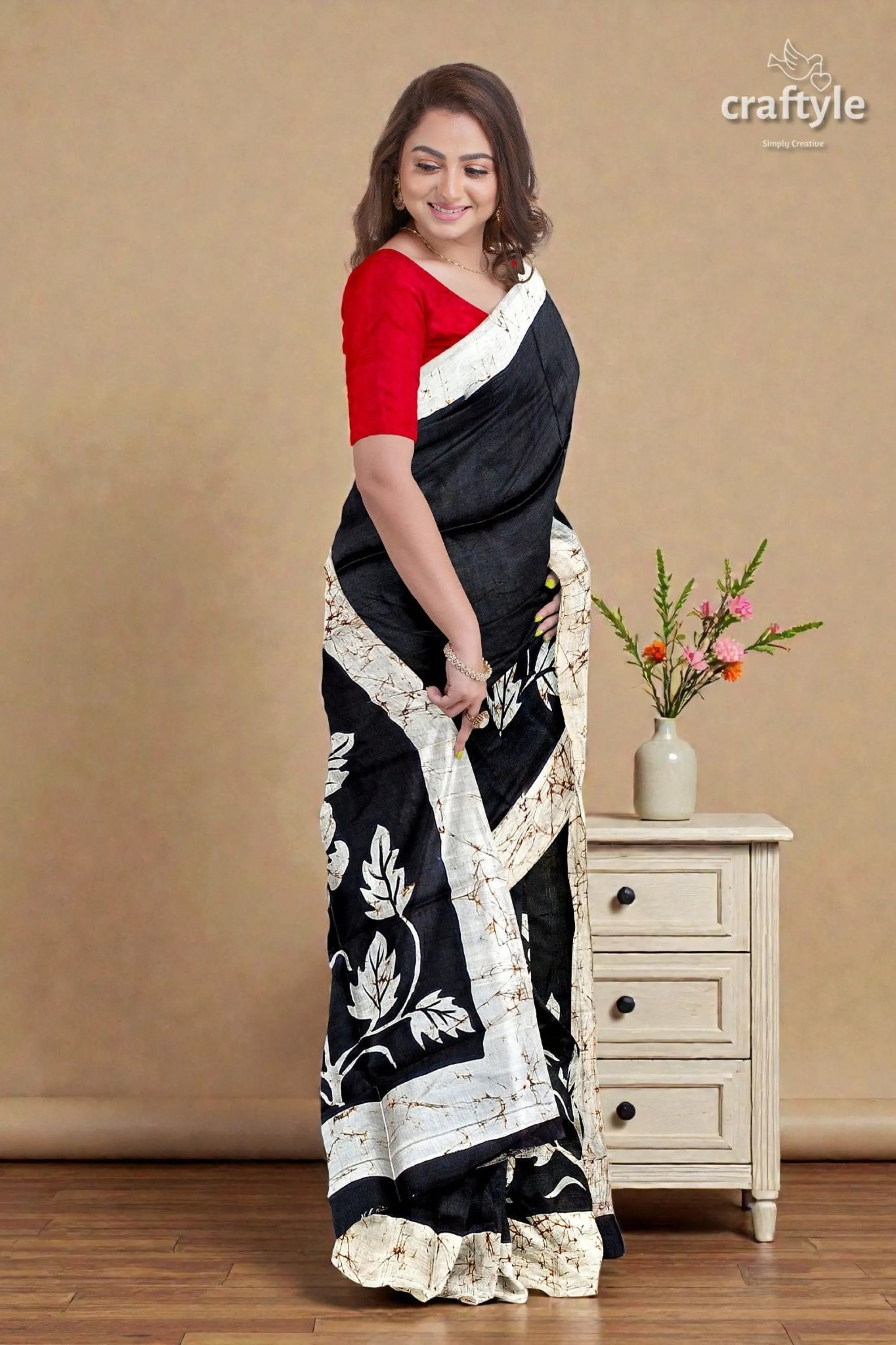 Rich black and white rose motif hand batik mulberry pure silk saree black white floral-patterned silk saree 2