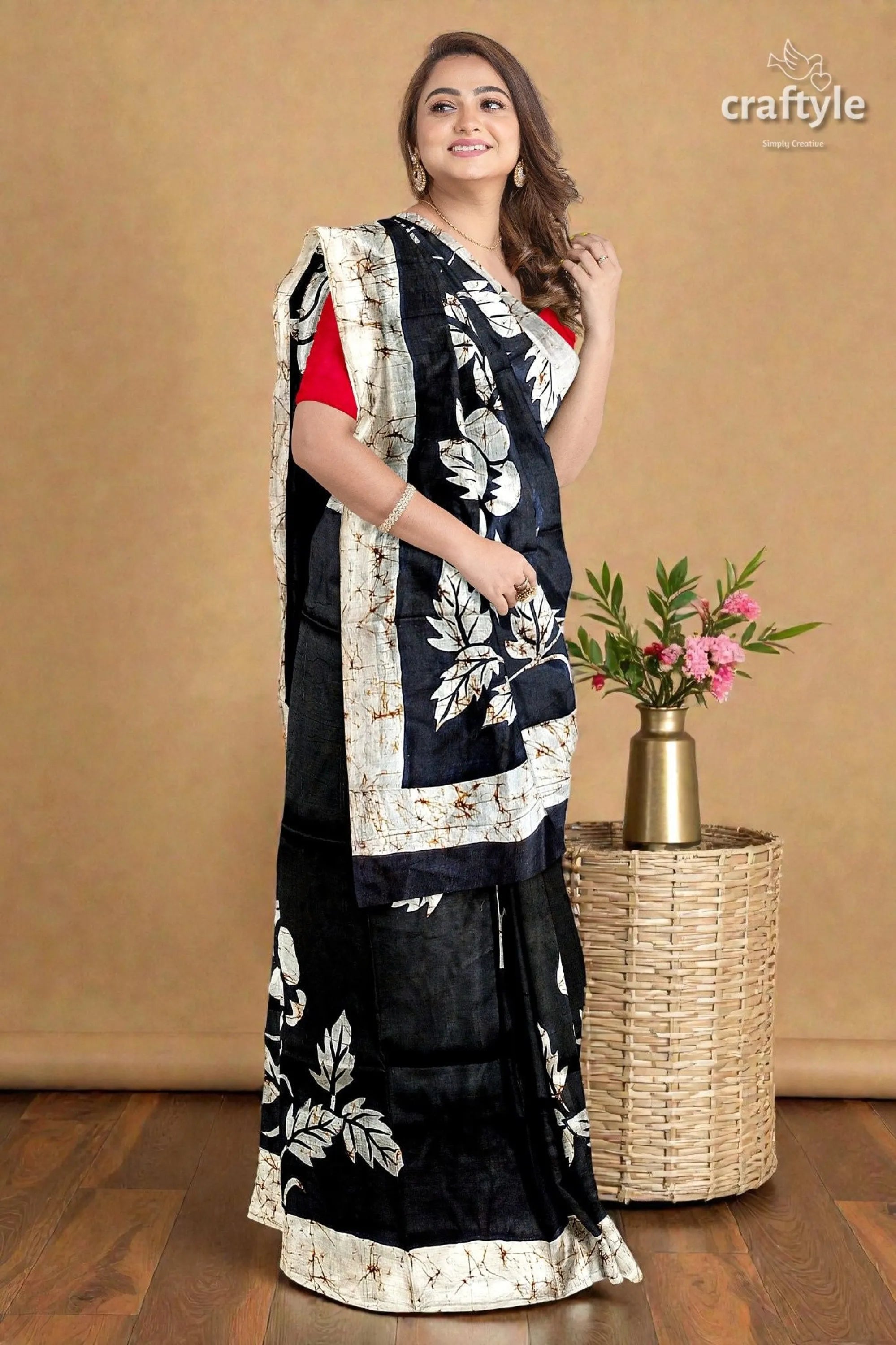 Rich black and white rose motif hand batik mulberry pure silk saree black white leaf-patterned saree red 3
