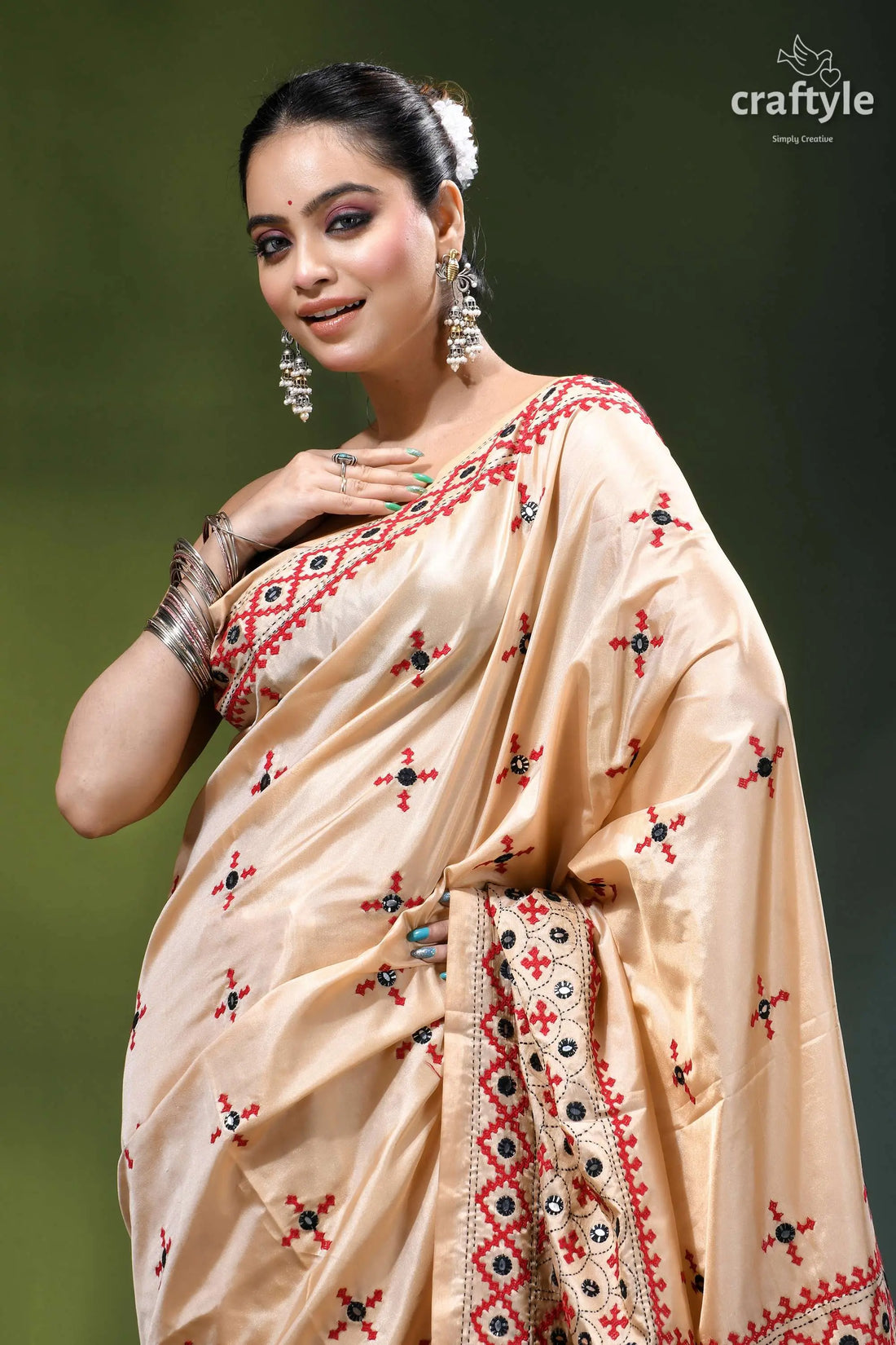 Soft amber multi-thread kutch embroidery silk saree - mirror work beige silk saree intricate red 2