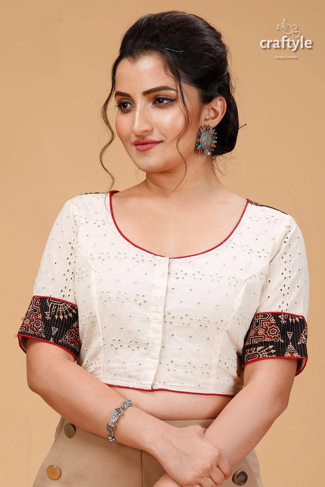 Stylish off white hakoba cotton blouse eyelet red-piped u-neckline 1
