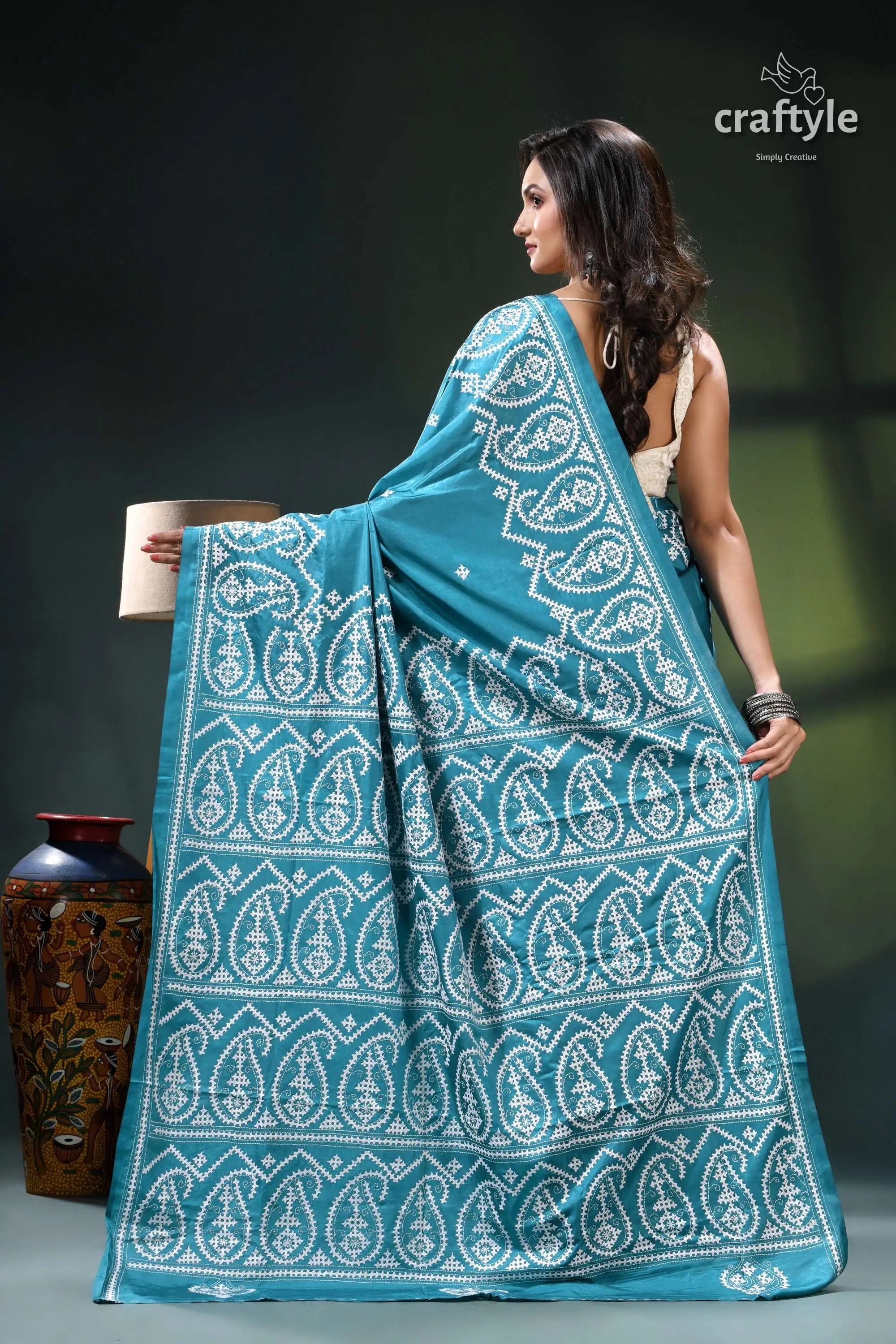 Viridian green gujrati stitch exquisite silk saree for women teal white paisley patterned saree 5