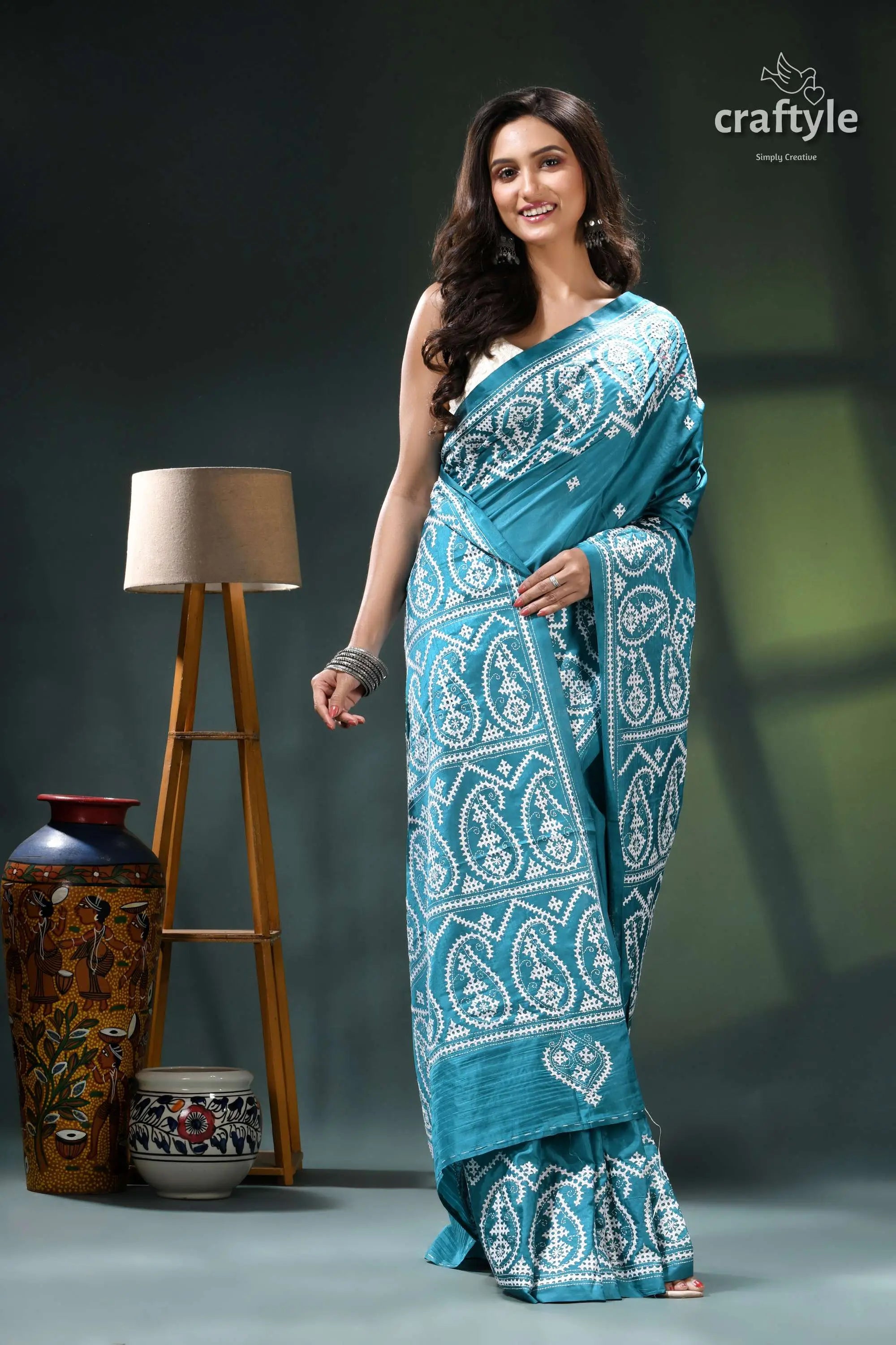 Viridian green gujrati stitch exquisite silk saree for women teal white paisley print saree 4