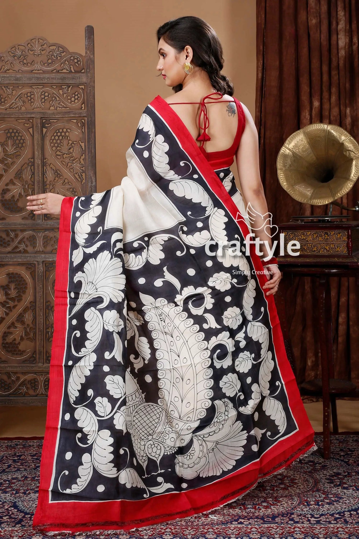 White & black floral motif hand painted pure silk kalamkari saree woman red-bordered black white patterned 4