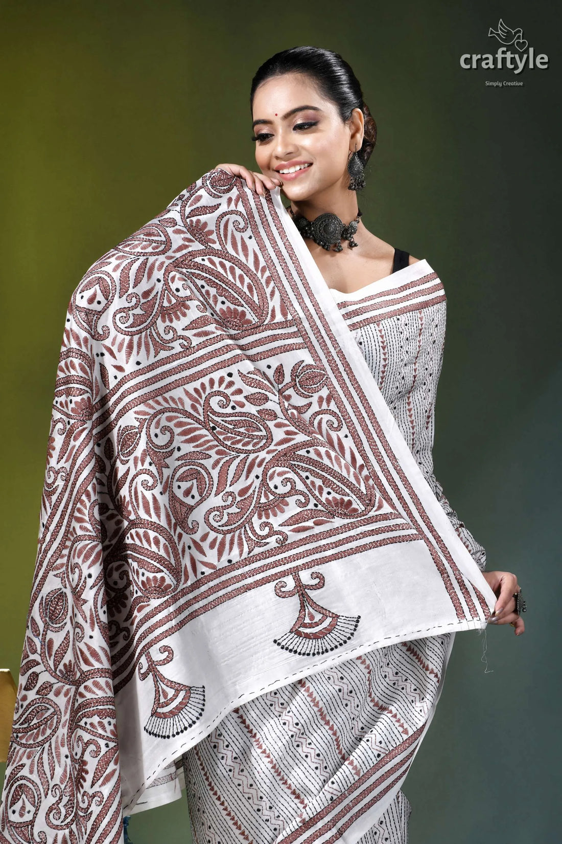 White geometric-floral design silk kantha embroidery saree white maroon paisley-patterned dupatta intricate 2
