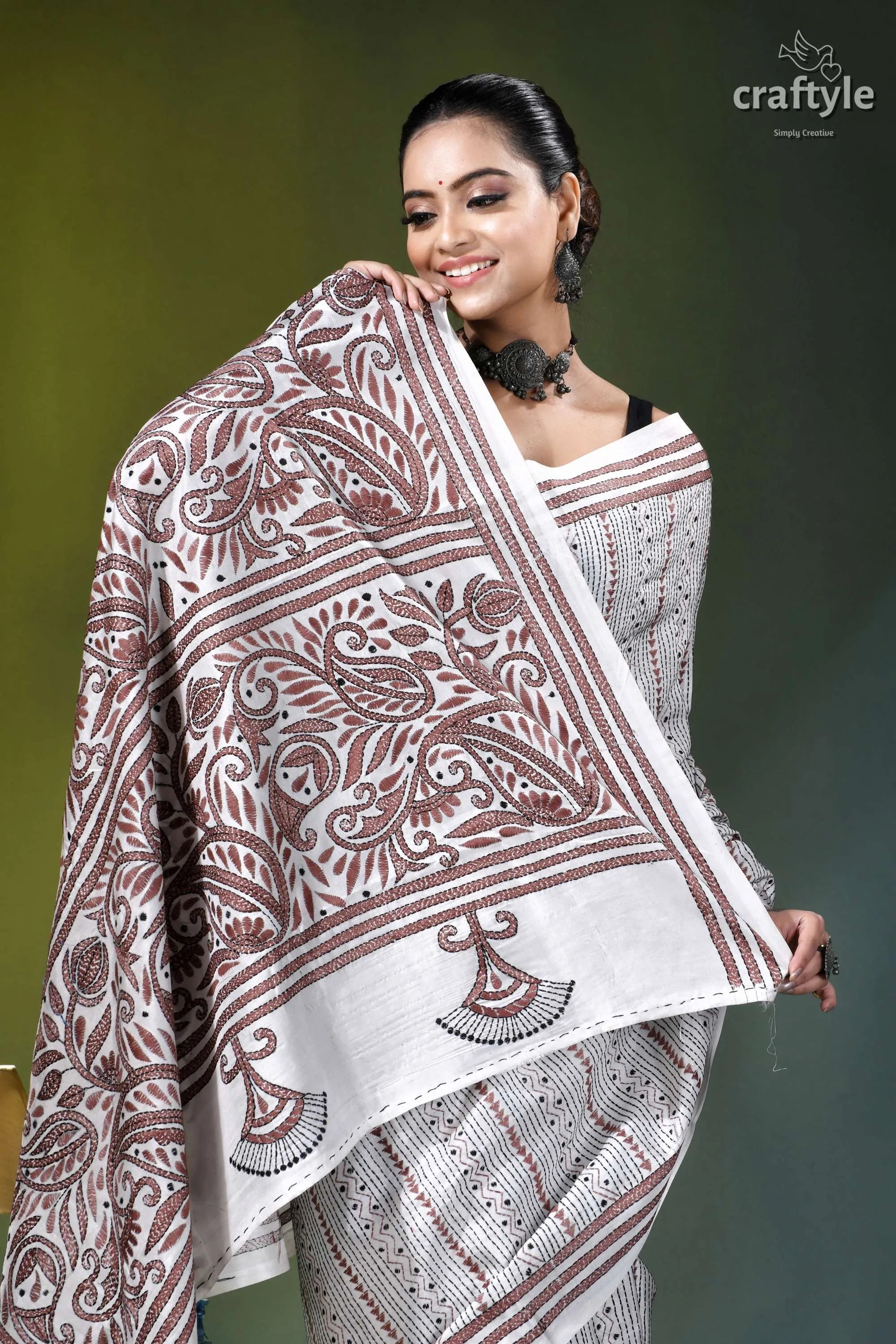 White geometric-floral design silk kantha embroidery saree white maroon paisley-patterned dupatta intricate 2