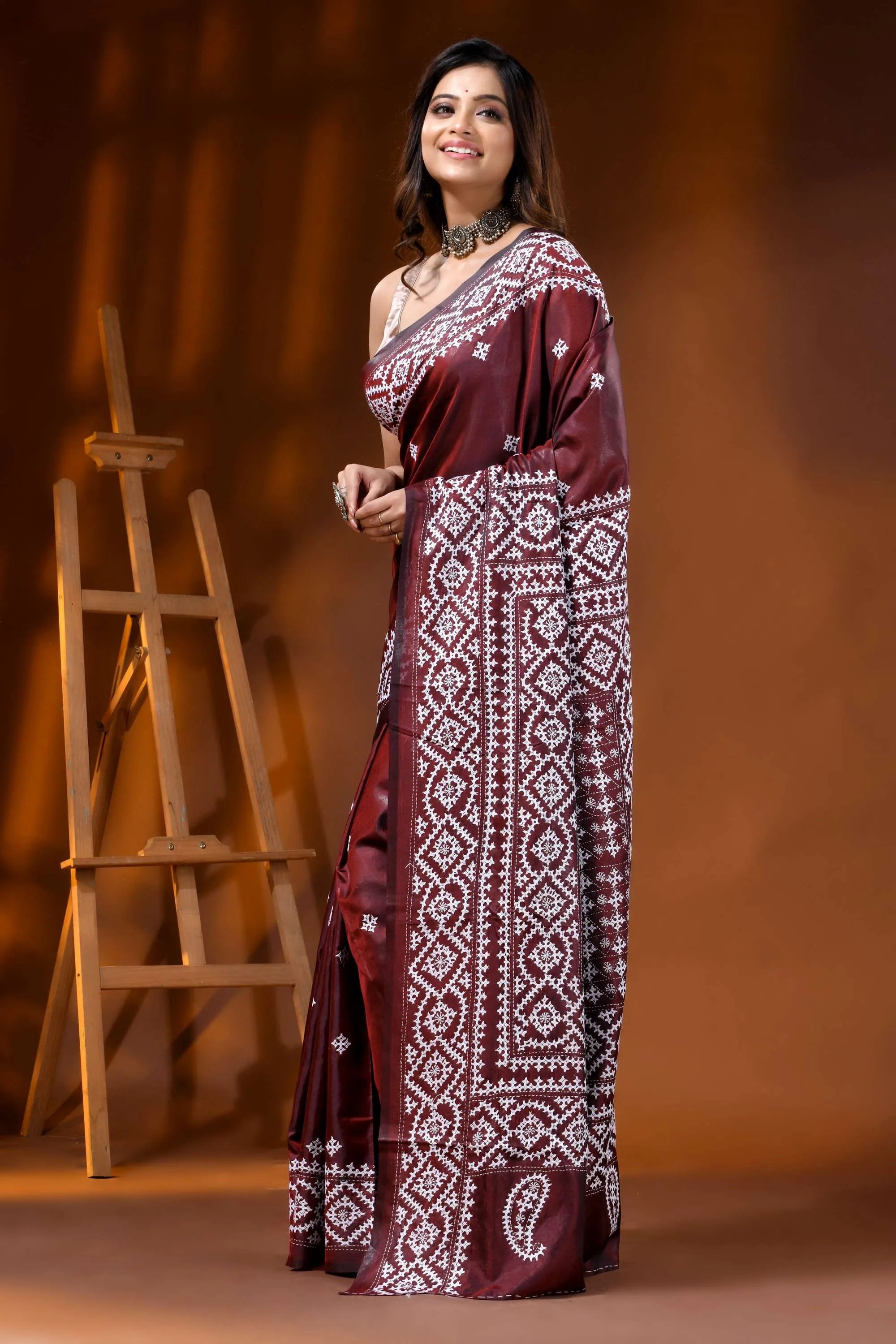 Wine silk kutch embroidery saree with handcrafted ethnic design 3