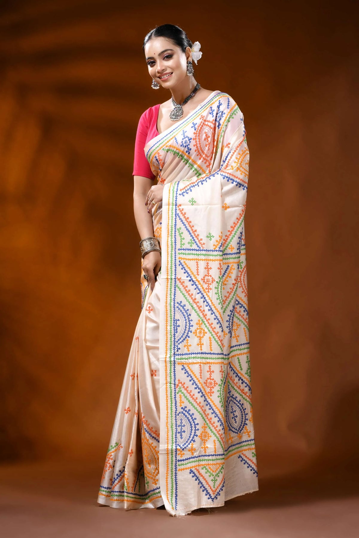 Alabaster white kutch embroidery silk saree with multicolor ethnic design 3