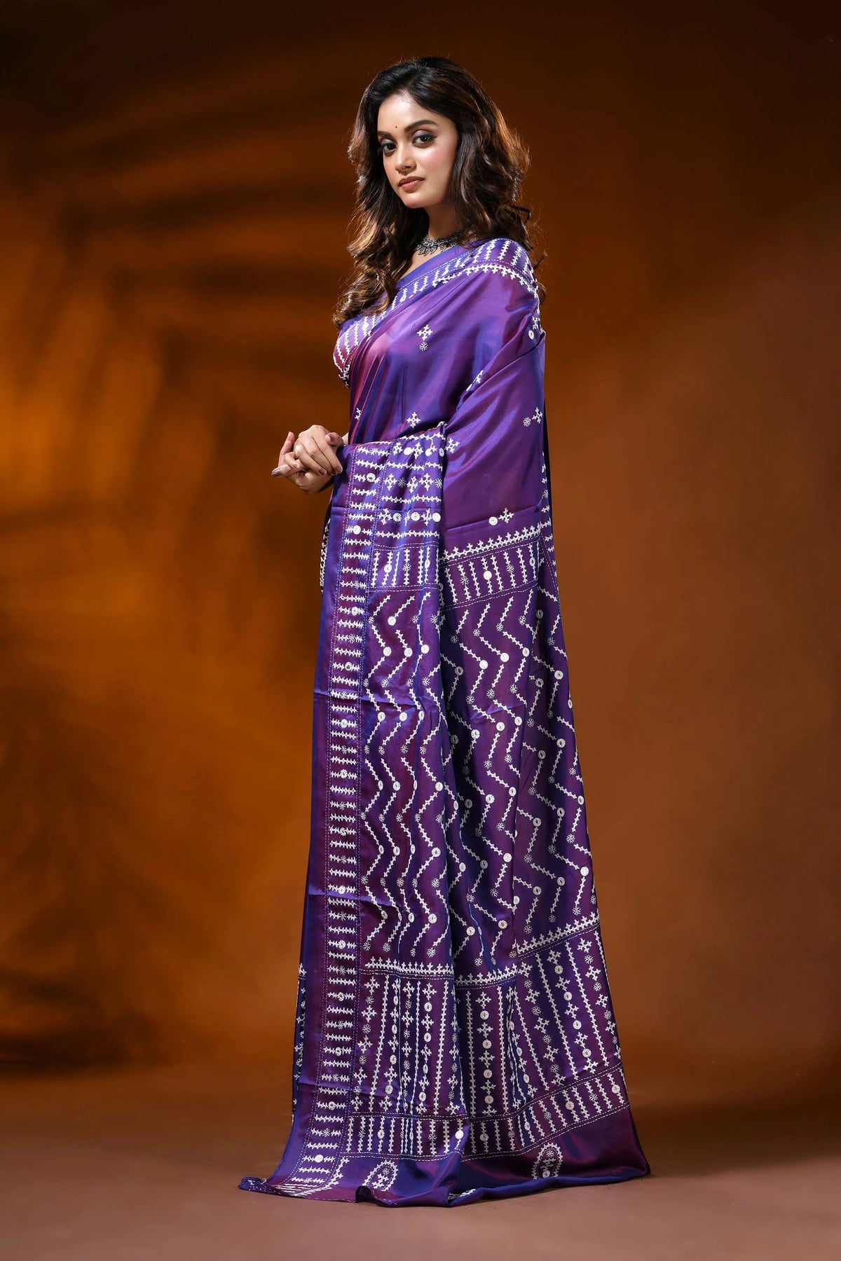 Amethyst purple silk gujrati stitch saree with chevron design mirror work 3