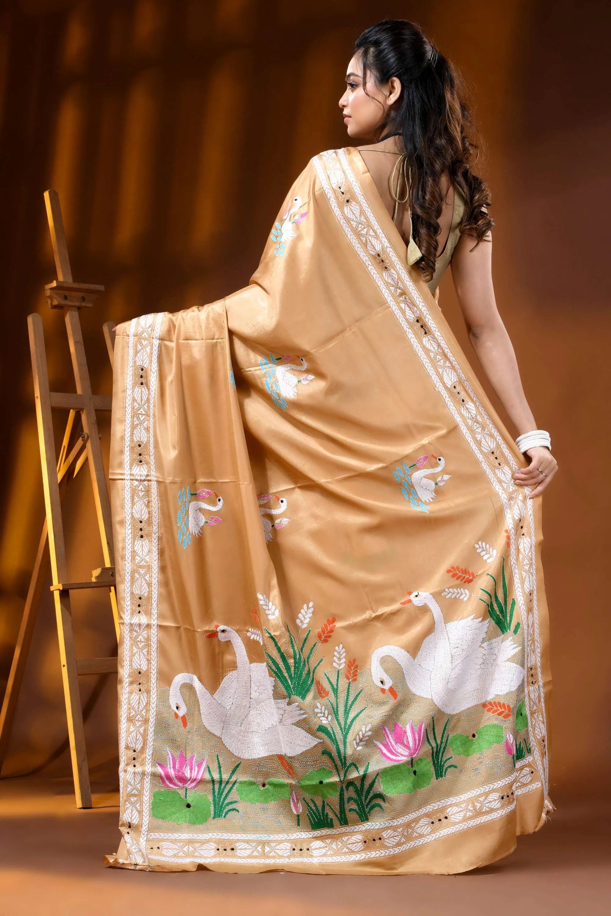 Beige swan motif handcrafted kantha embroidery silk saree 5