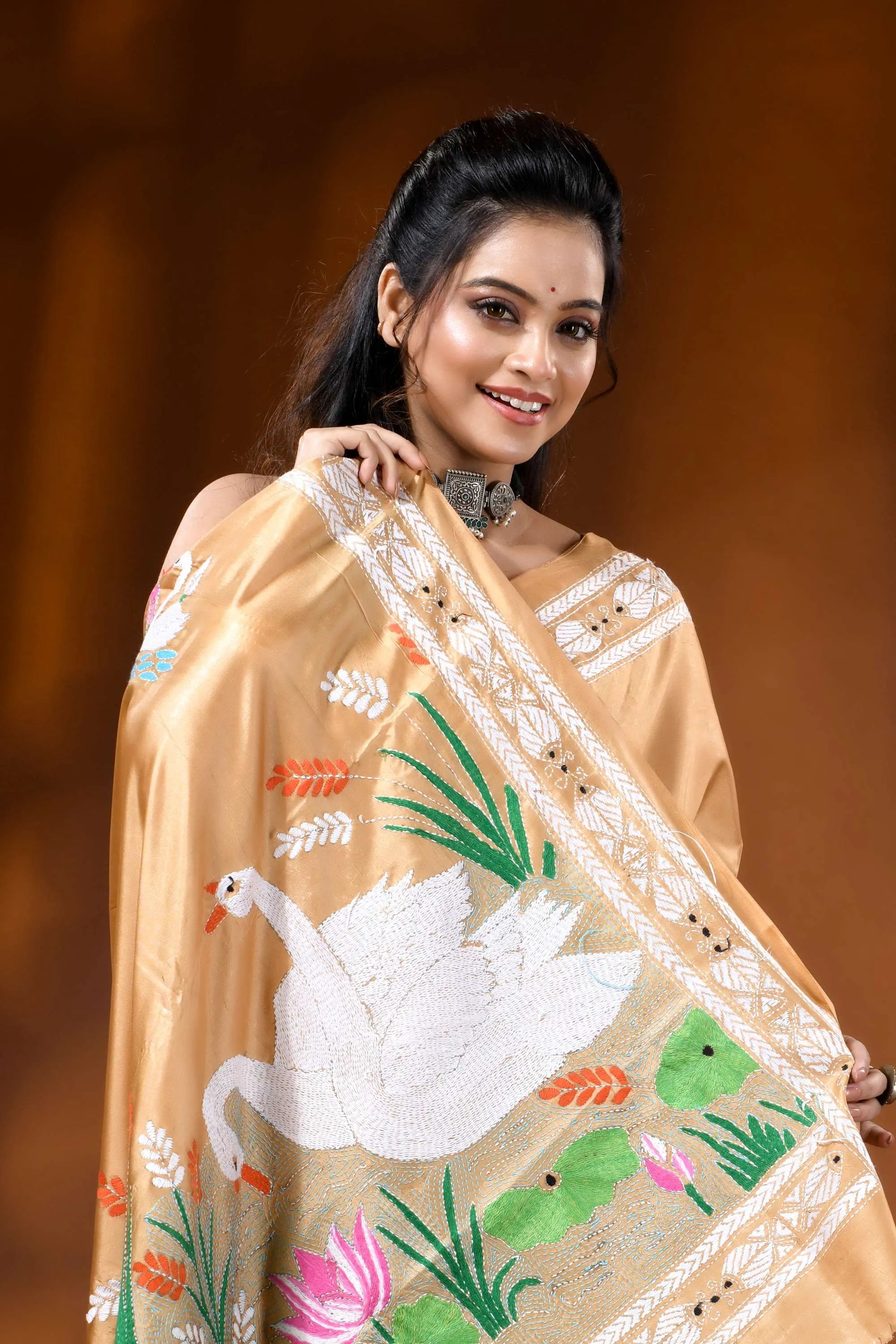 Beige swan motif handcrafted kantha embroidery silk saree 2