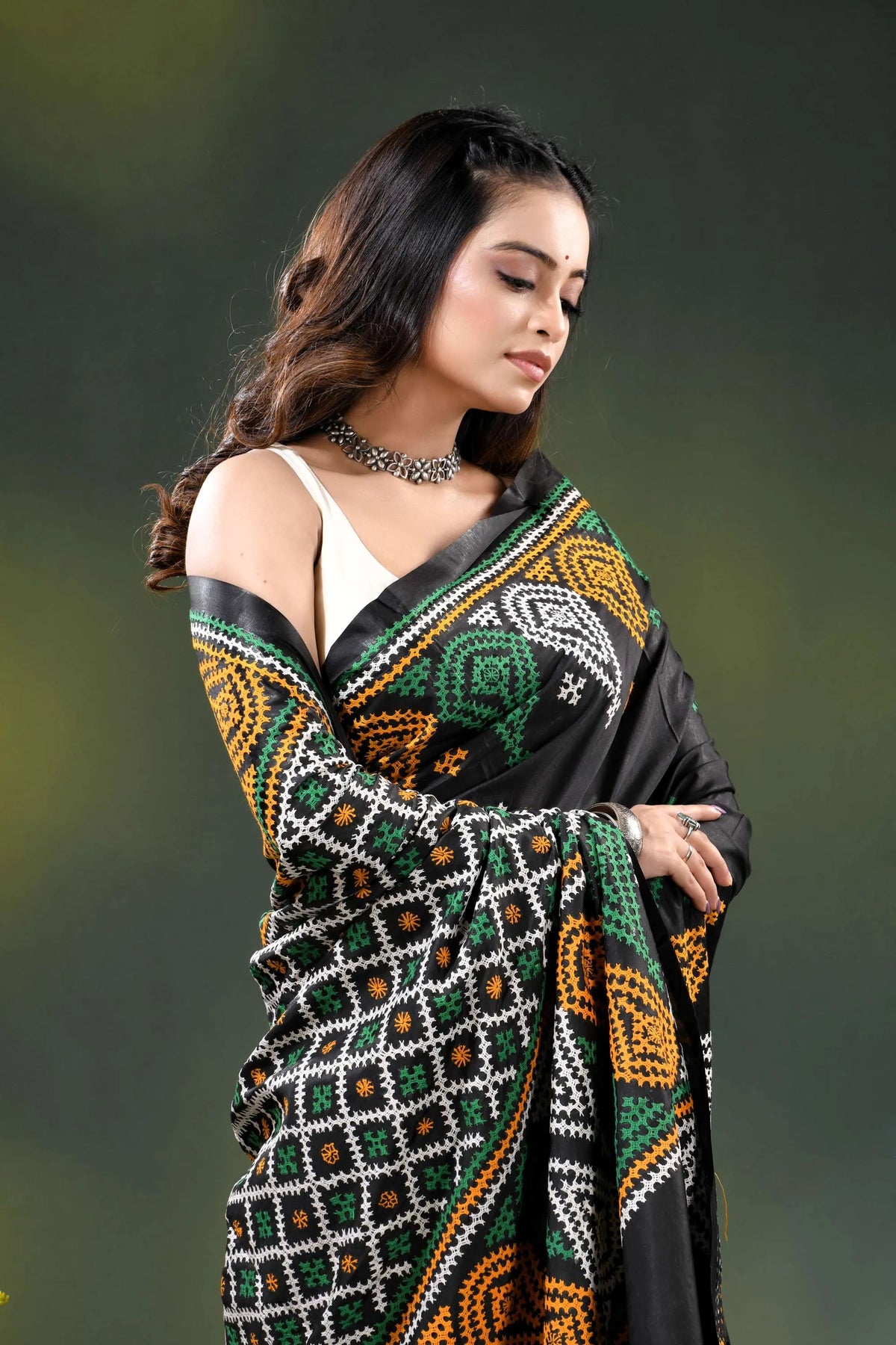Black kutch embroidery silk saree with multi-thread paisley design 5