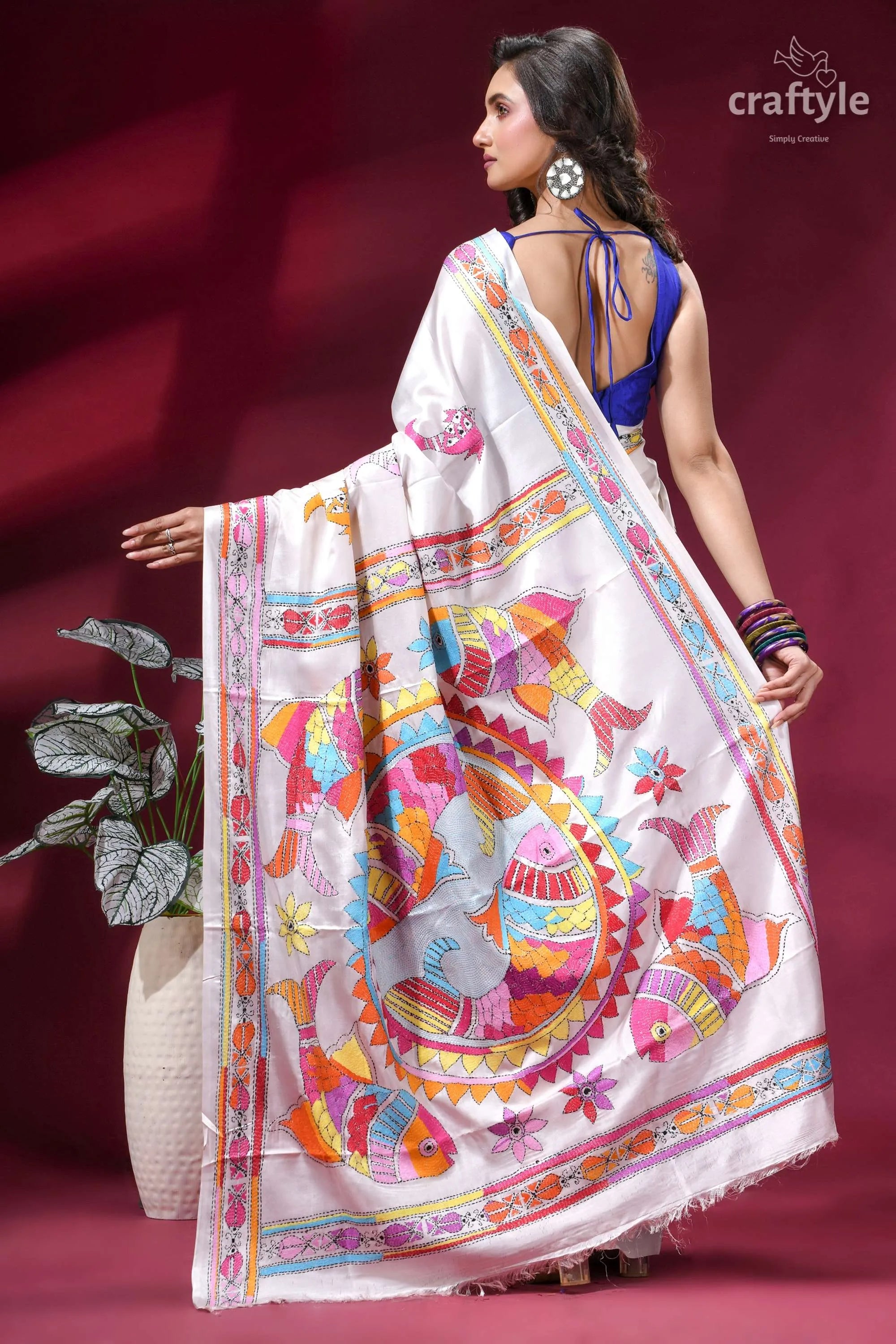 Daisy white silk kantha embroidery saree with artisanal fish motif white silk saree adorned vibrant 5