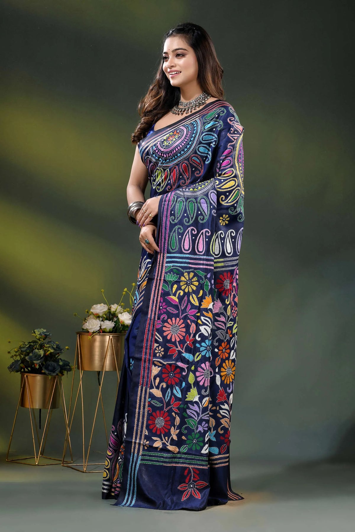 Dark blue multi-thread floral paisley motif handcrafted silk kantha saree 3