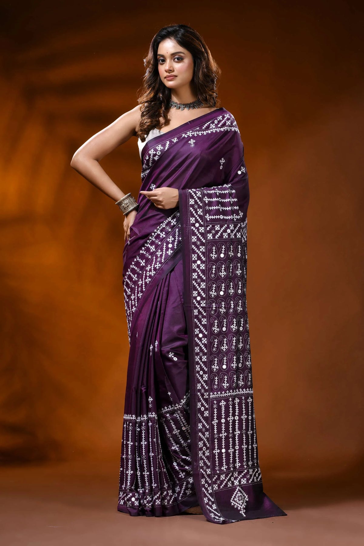 Deep plum silk gujarati stitch saree with paisley motif mirror work 1