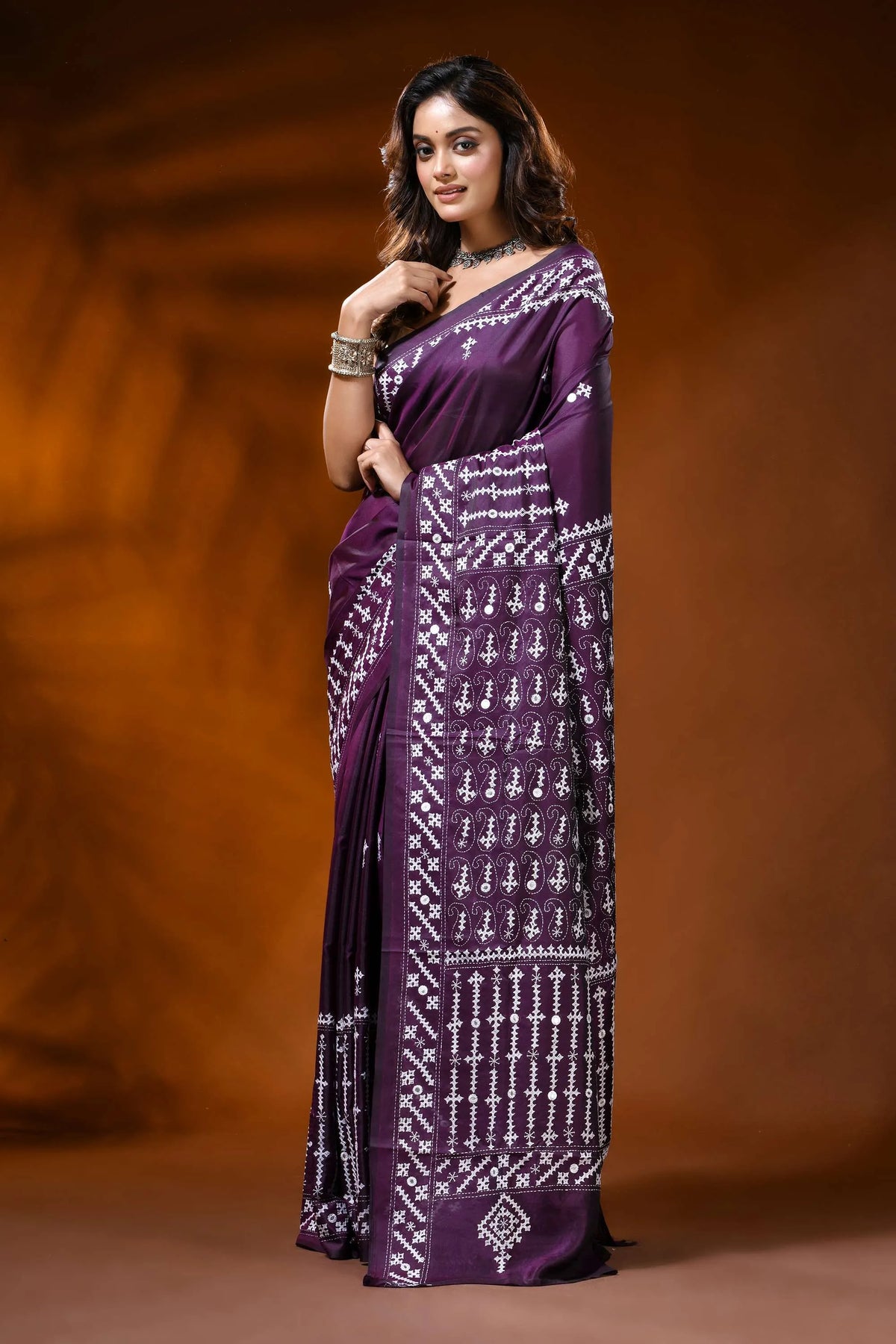 Deep plum silk gujarati stitch saree with paisley motif mirror work 6
