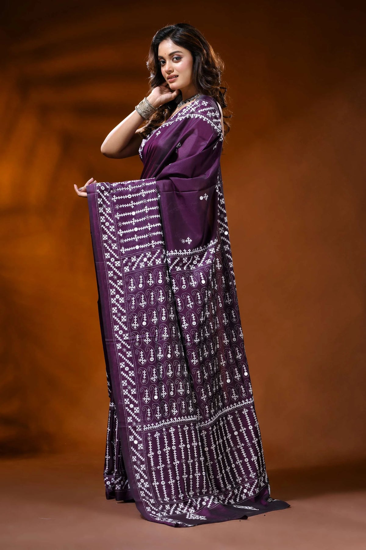 Deep plum silk gujarati stitch saree with paisley motif mirror work 3