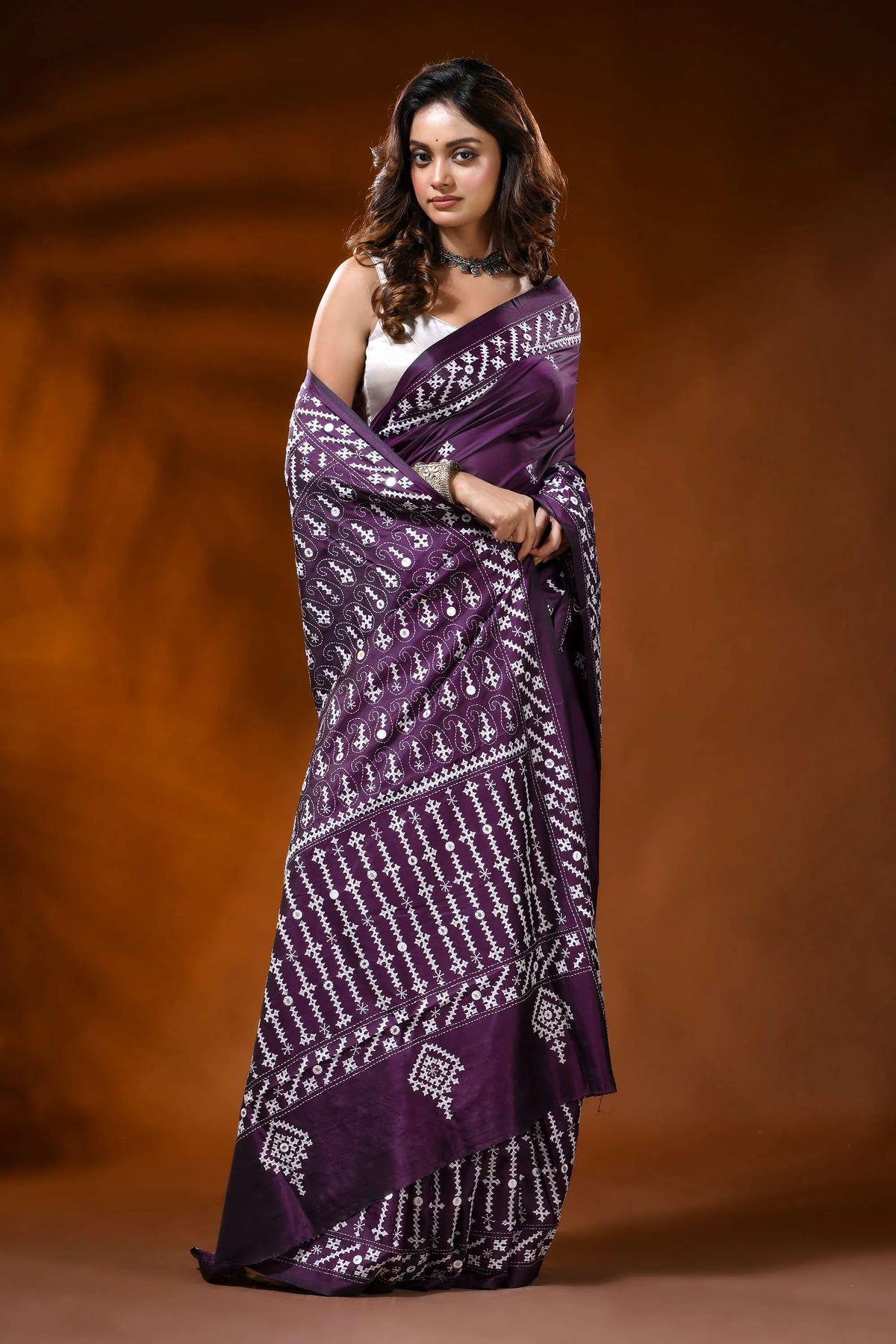 Deep plum silk gujarati stitch saree with paisley motif mirror work 4