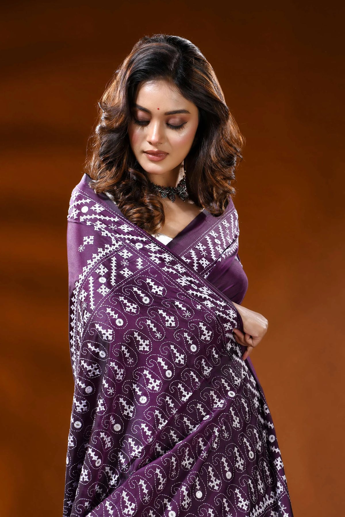 Deep plum silk gujarati stitch saree with paisley motif mirror work 2