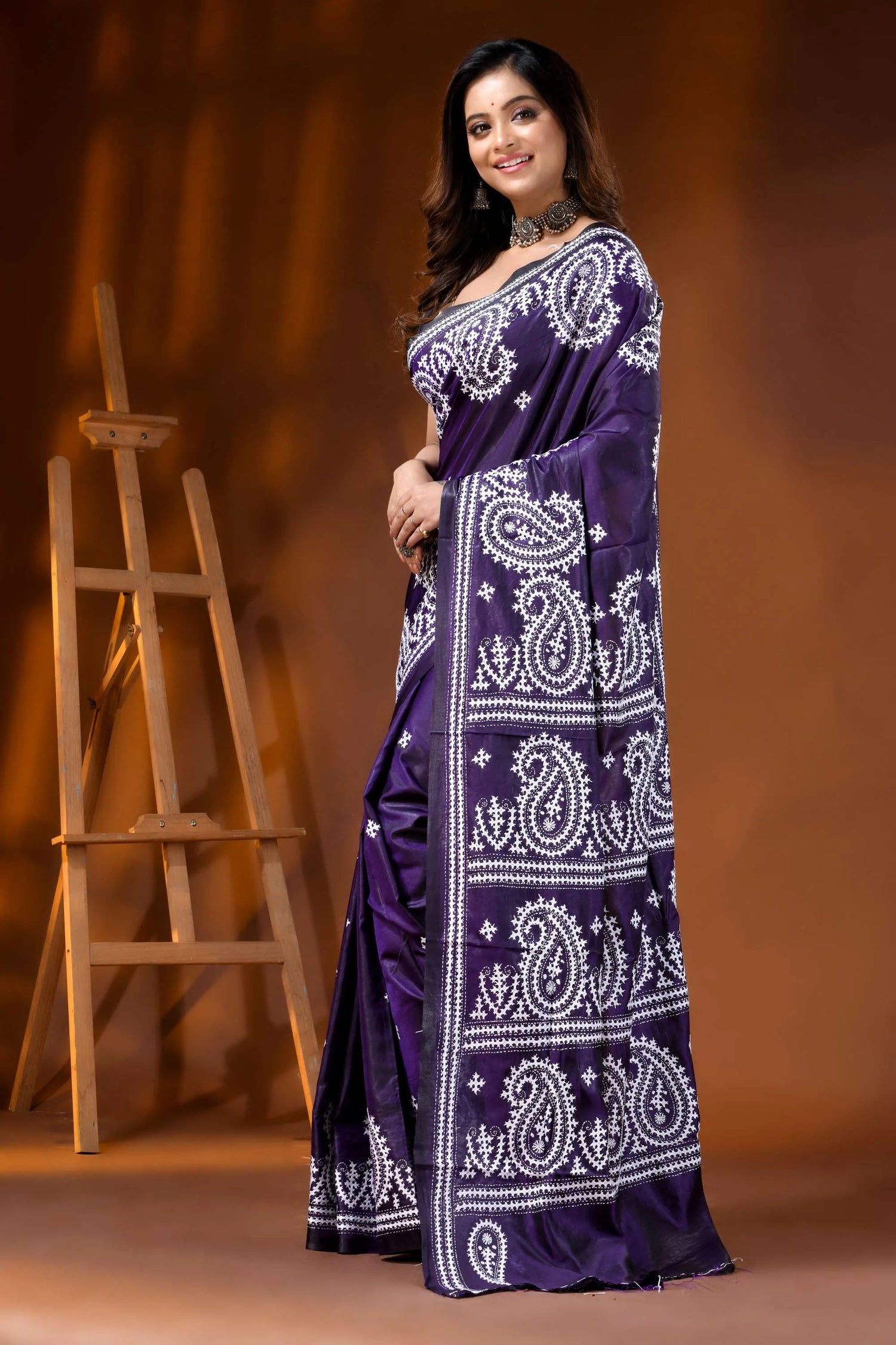 Deep purple paisley silk gujarati stitch saree - hand embroidered 3