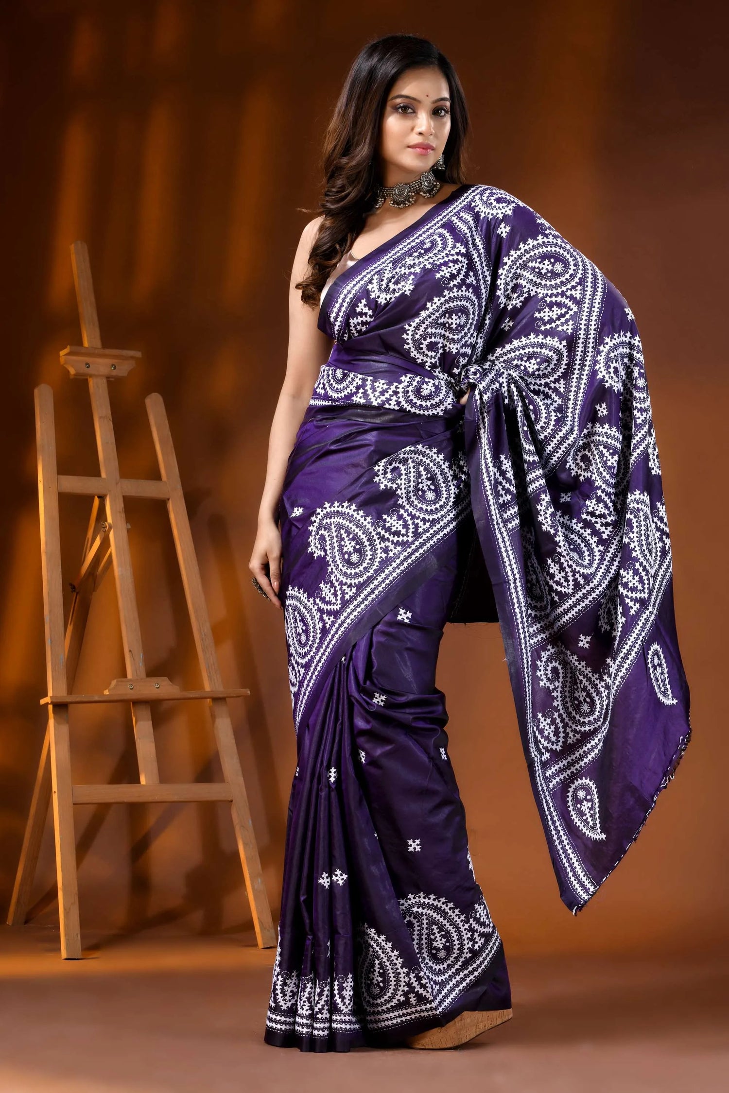 Deep purple paisley silk gujarati stitch saree - hand embroidered 4