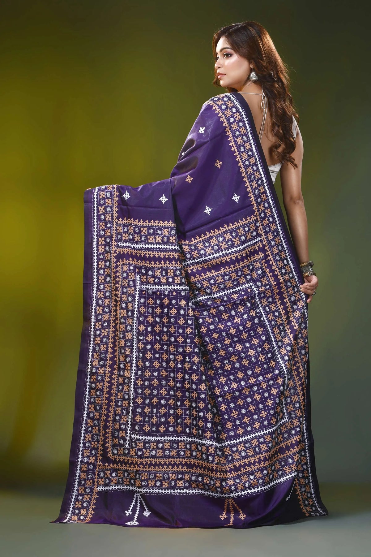 Deep violet ethnic grid pattern handmade silk gujarati stitch saree 4