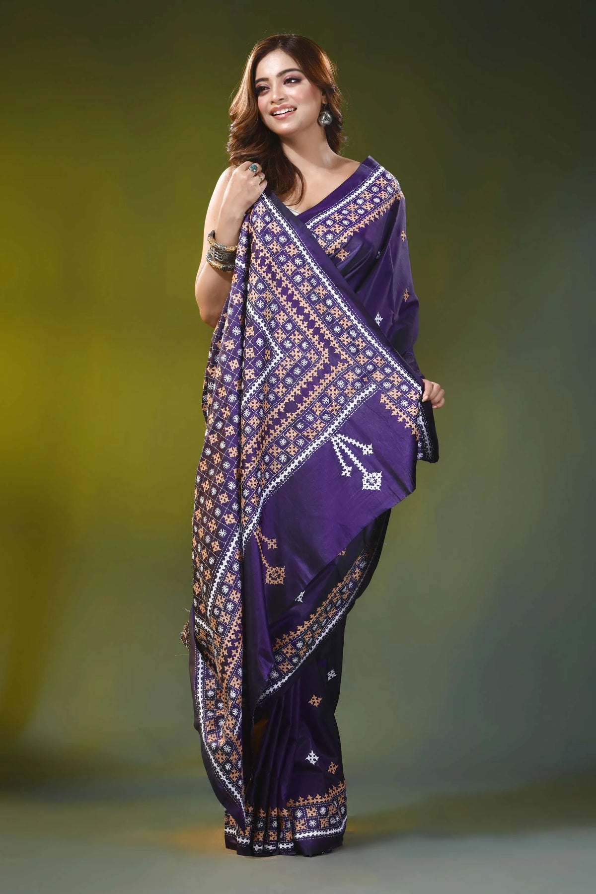 Deep violet ethnic grid pattern handmade silk gujarati stitch saree 5