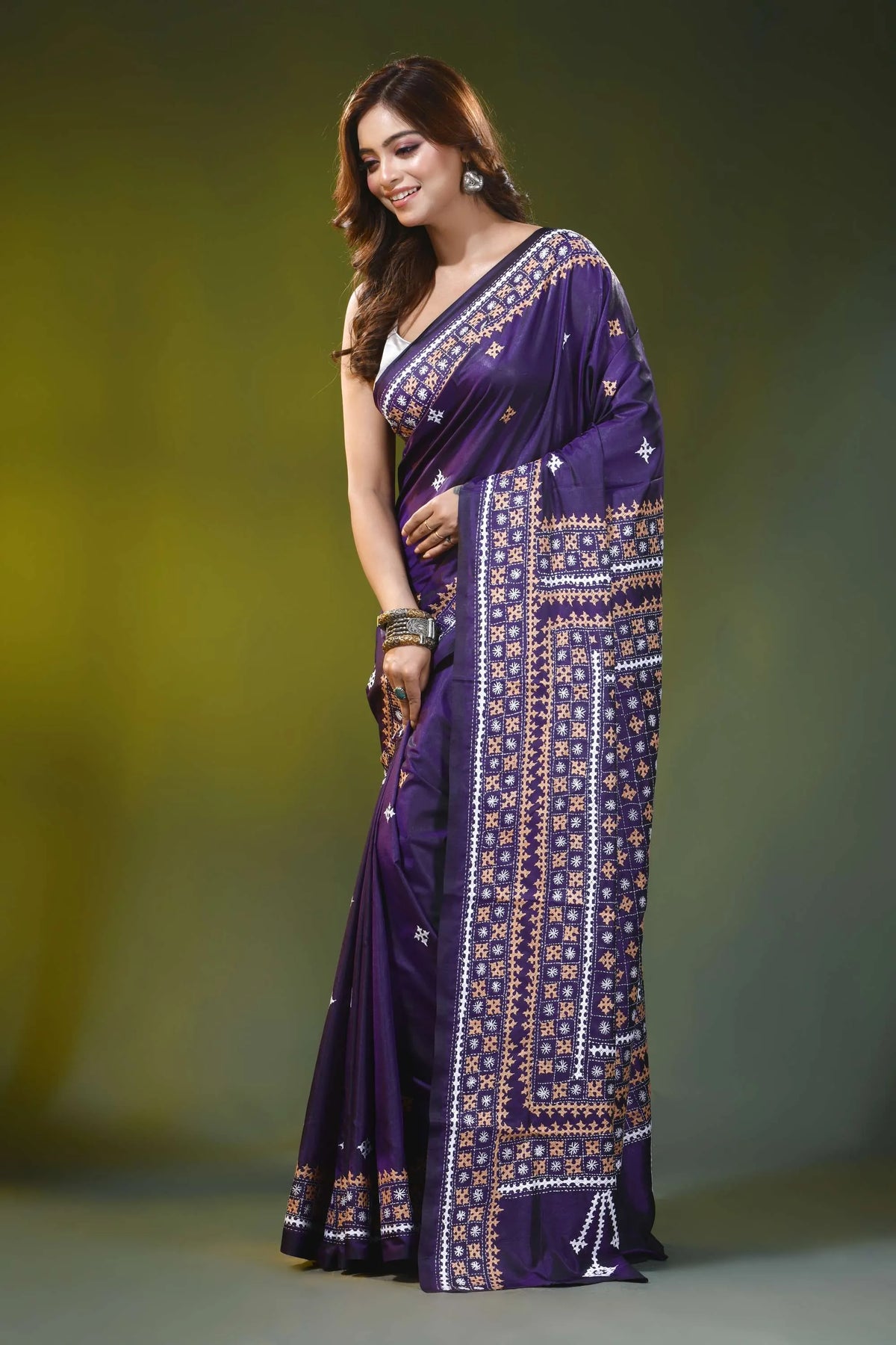 Deep violet ethnic grid pattern handmade silk gujarati stitch saree 3