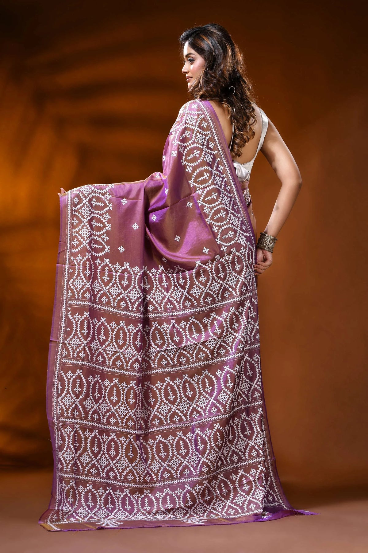 Ethnic motif handcrafted silk gujarati stitch saree in mauve 5