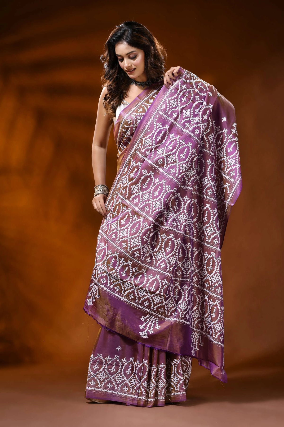 Ethnic motif handcrafted silk gujarati stitch saree in mauve 4
