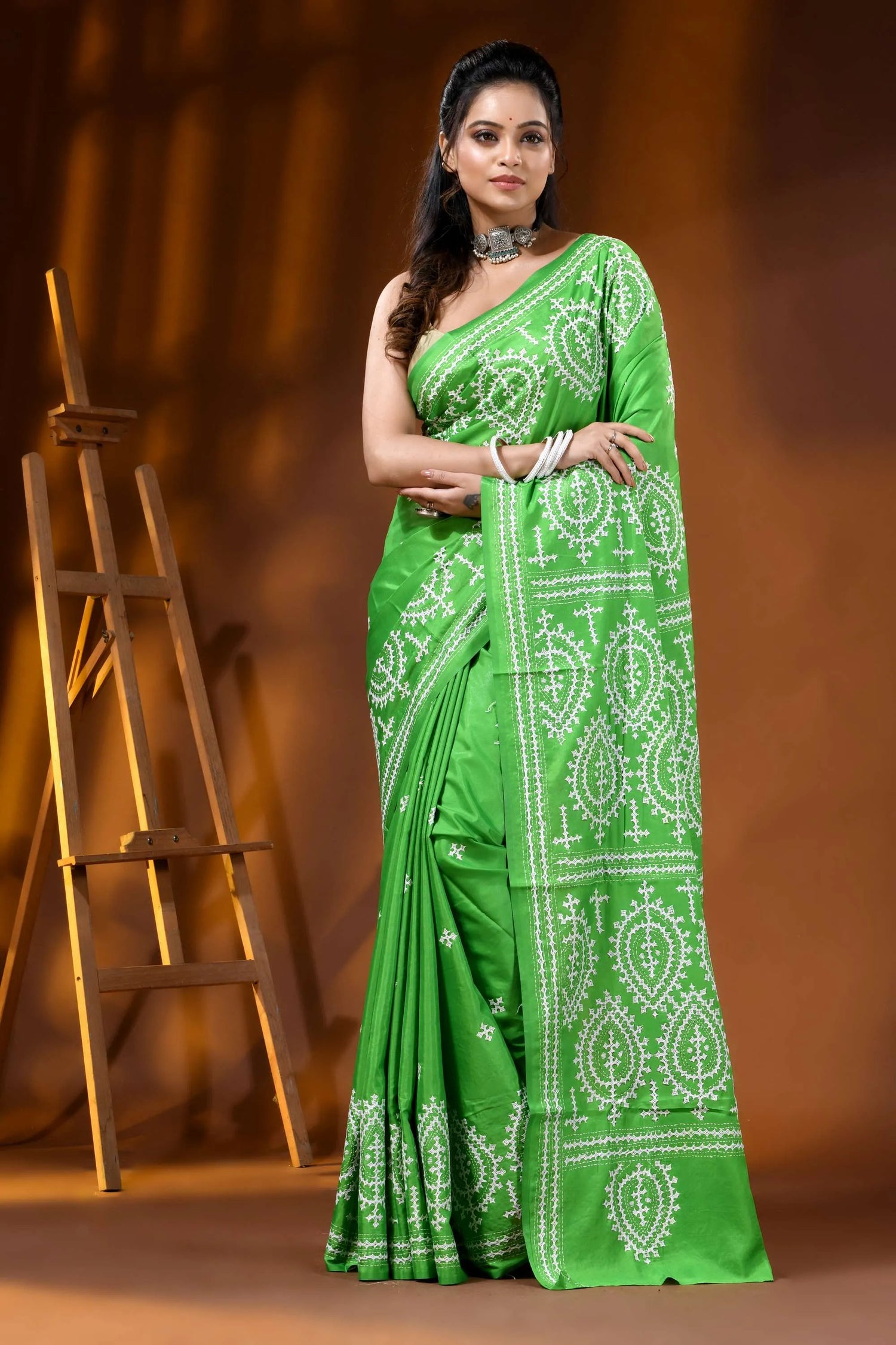 Hand embroidered leaf green silk kutch work saree with paisley motif 6