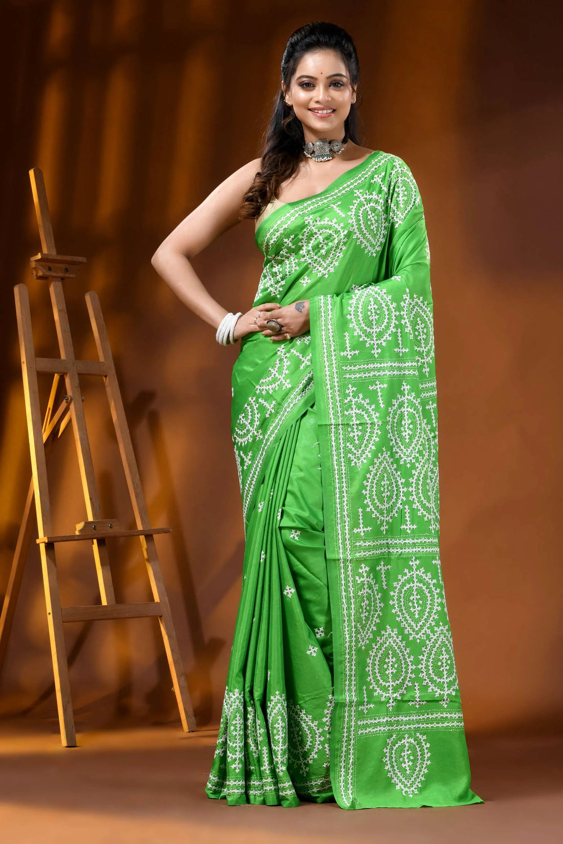 Hand embroidered leaf green silk kutch work saree with paisley motif 1