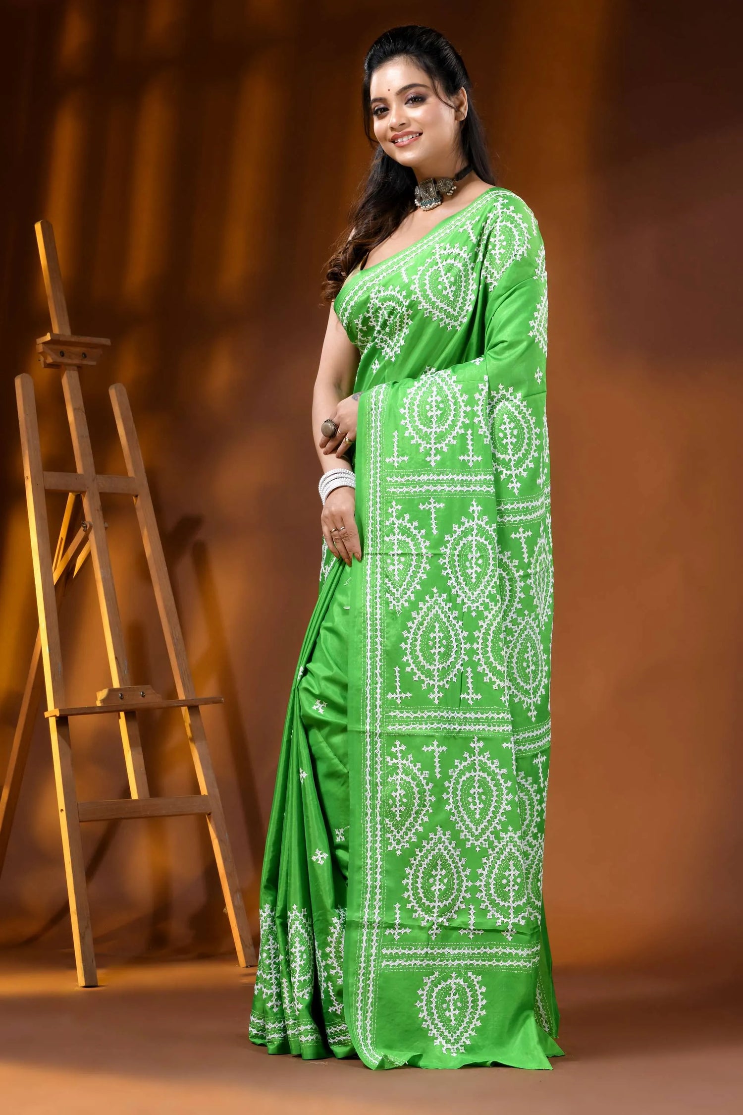 Hand embroidered leaf green silk kutch work saree with paisley motif 3