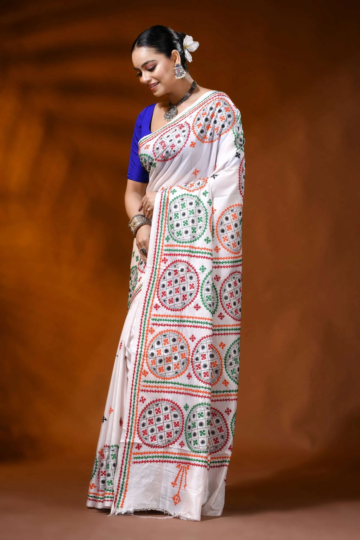 Hand embroidered white silk kutch work saree with ethnic circle design 3