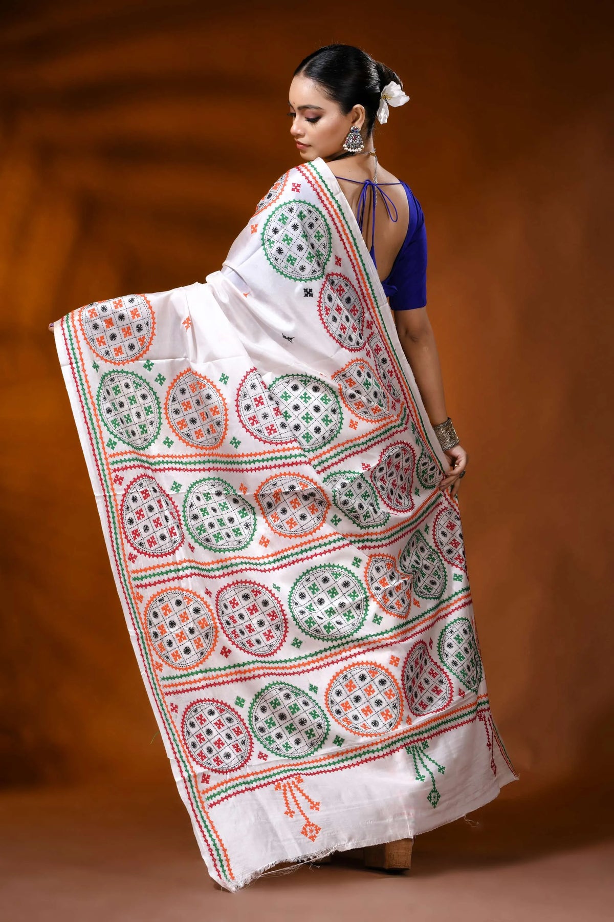 Hand embroidered white silk kutch work saree with ethnic circle design 4