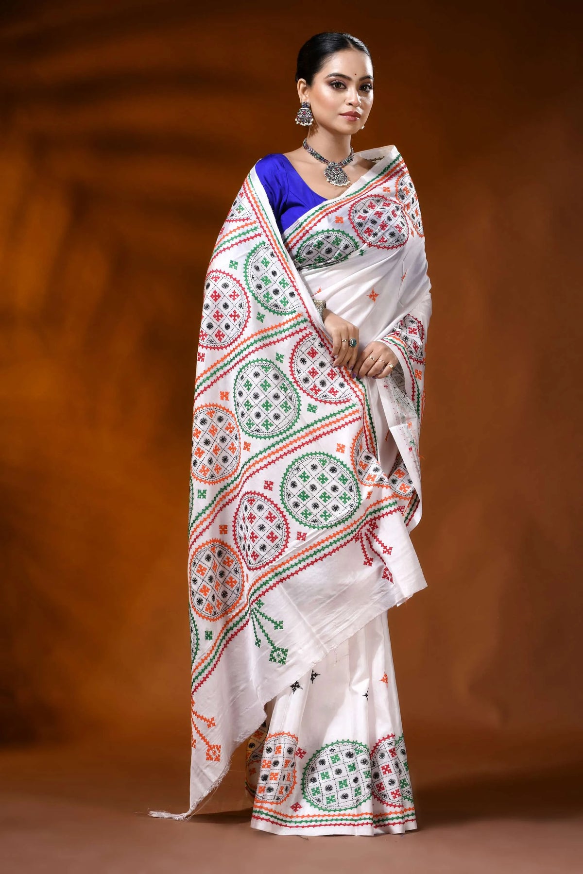 Hand embroidered white silk kutch work saree with ethnic circle design 5