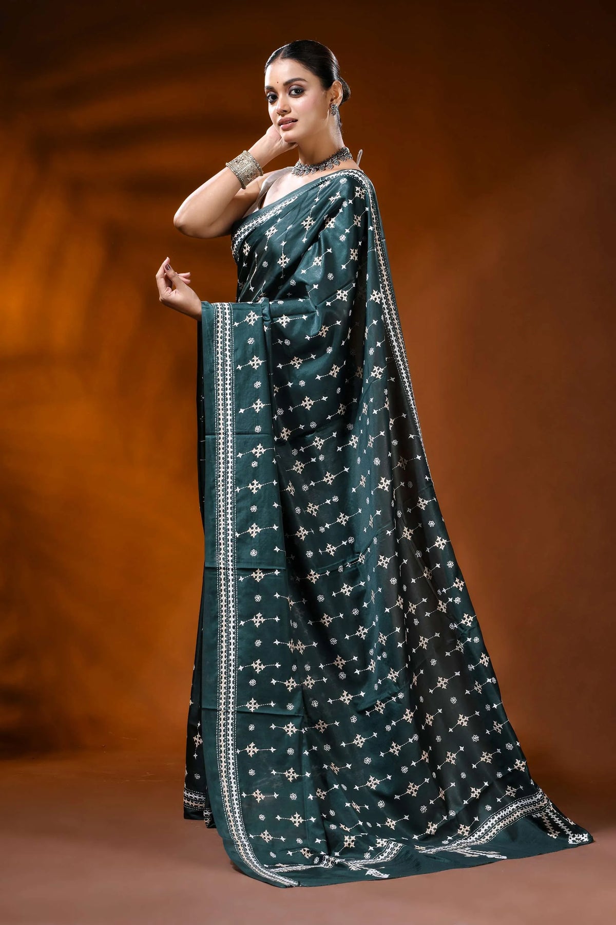 Handcrafted forest green silk gujrati stitch saree - ethnic design 3