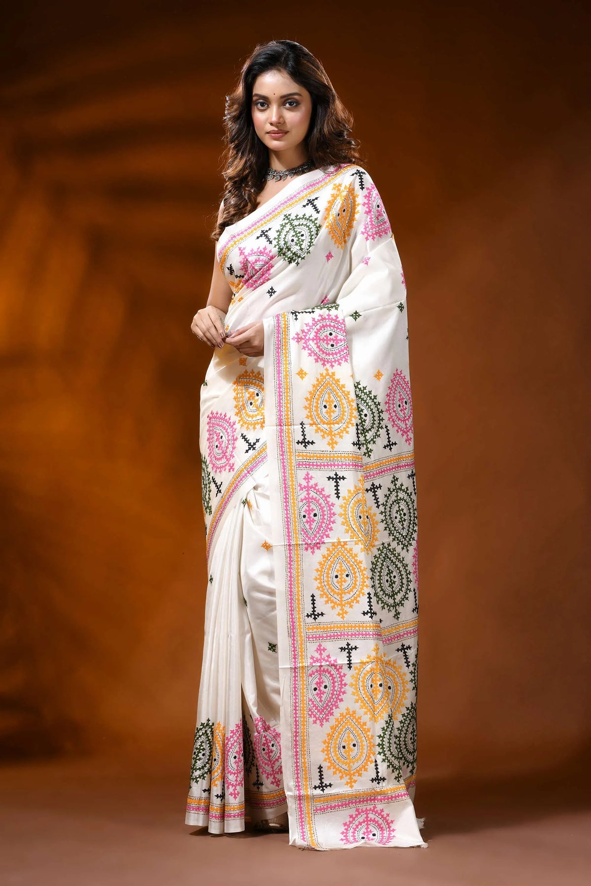 Ivory silk gujrati stitch saree with hand embroidered multicolor paisley motif 6