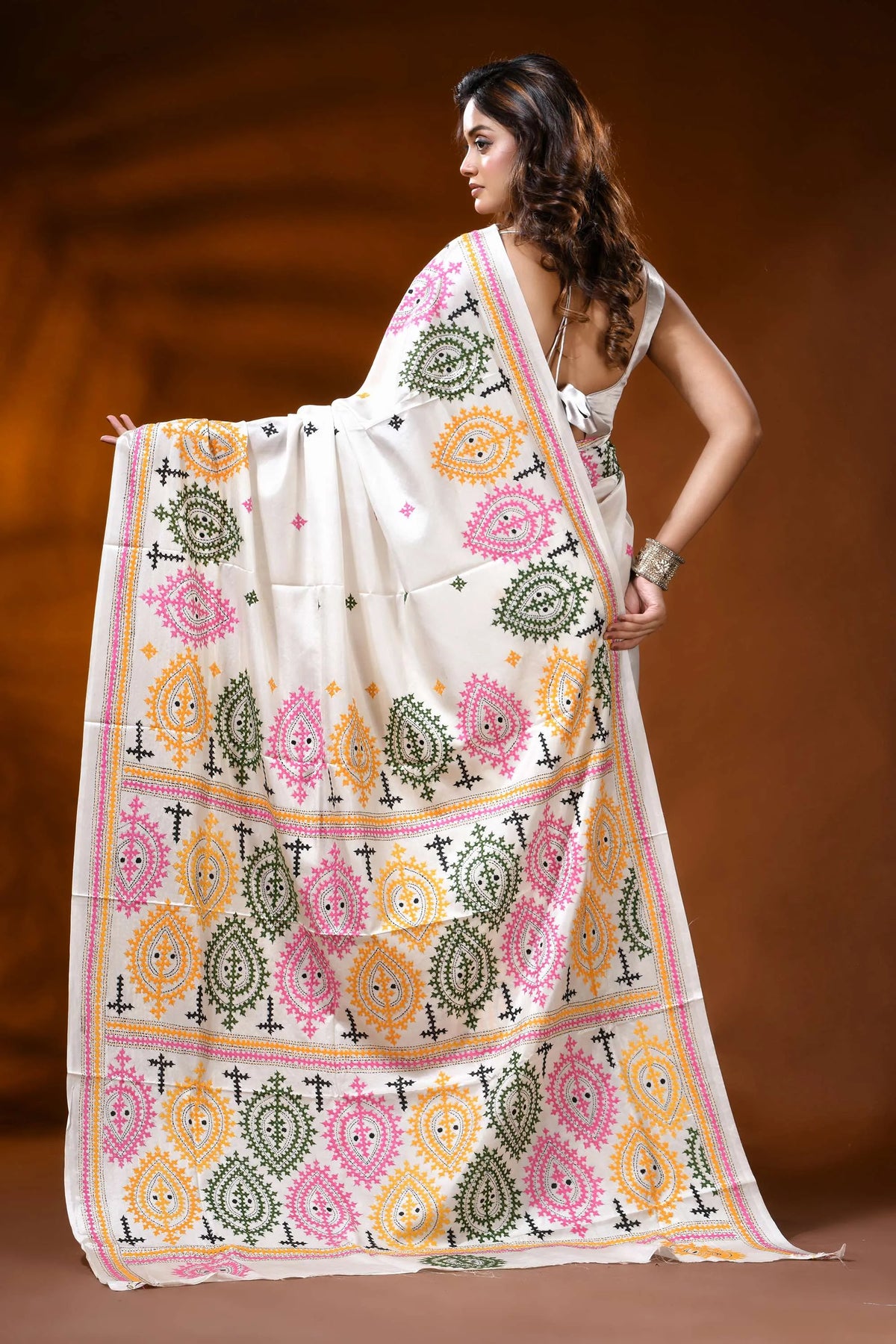 Ivory silk gujrati stitch saree with hand embroidered multicolor paisley motif 5