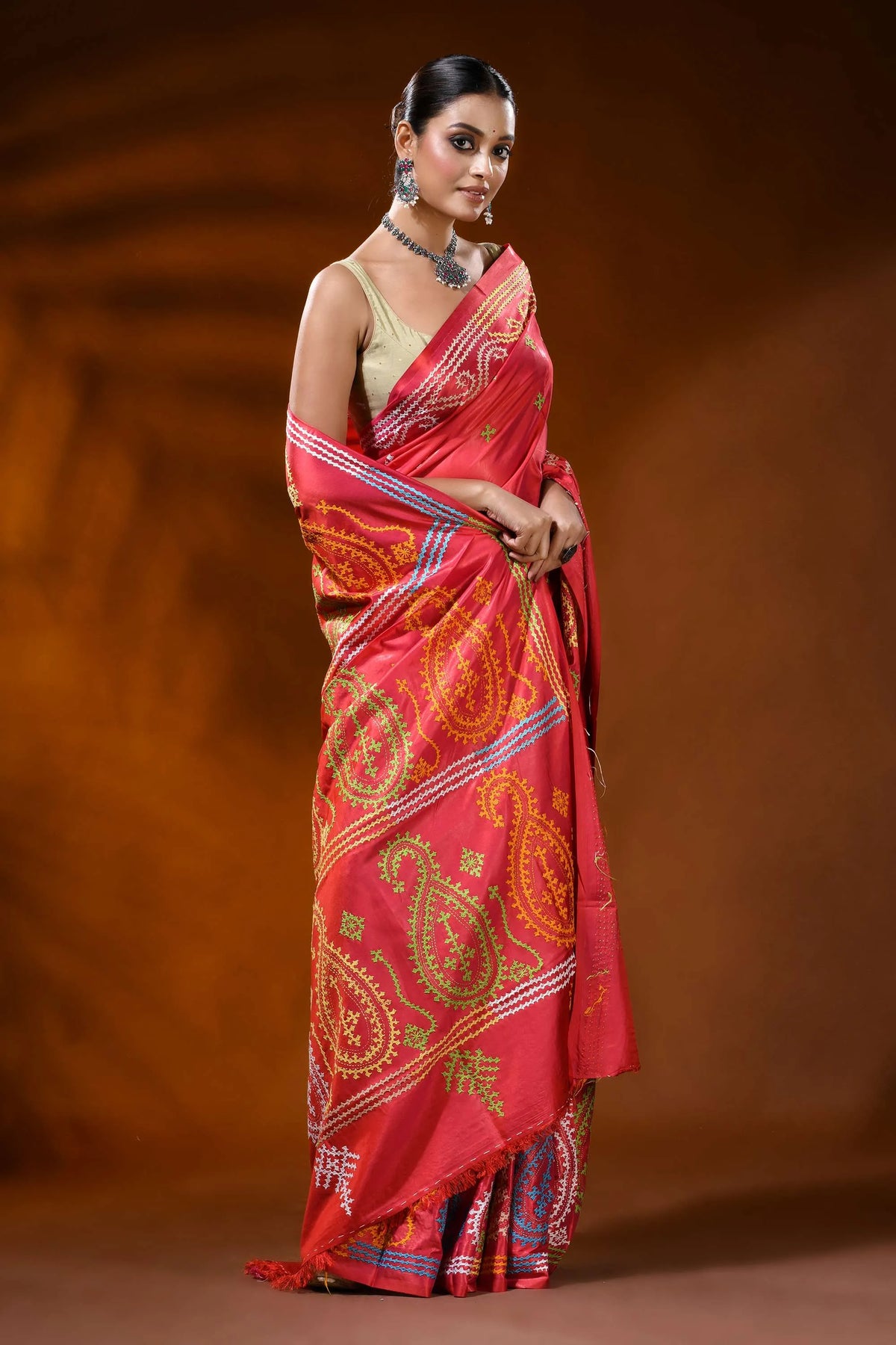 Jasper red silk kutch work saree hand embroidered paisley design 4